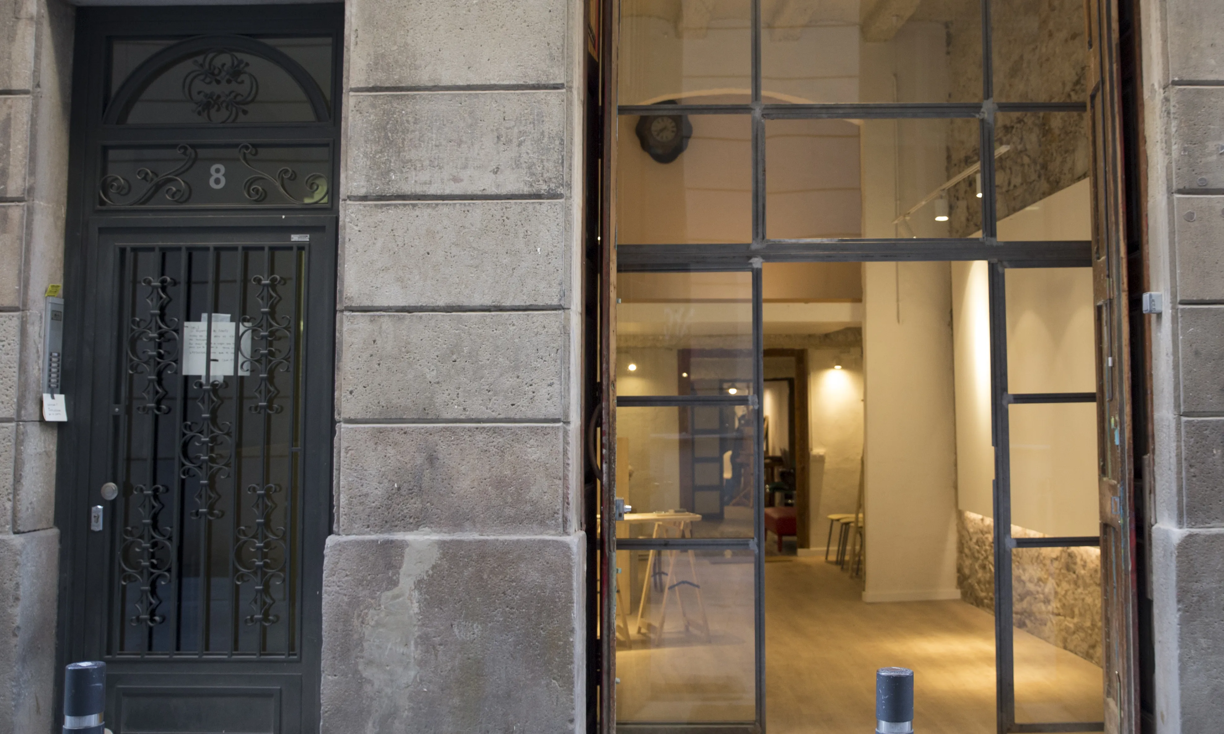 L'entrada del Taller 131, al barri del Raval de Barcelona.