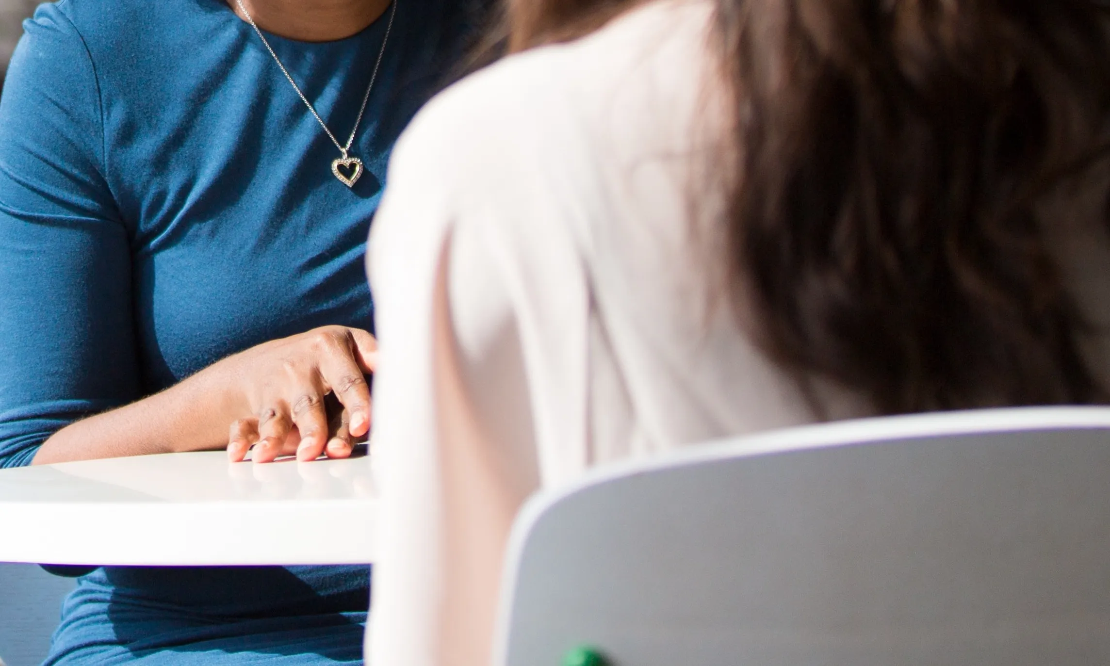 Una de les tasques que també ofereixen les voluntàries és l'ajuda en tràmits de documentació, un cop les internes abandonen el centre penitenciari.