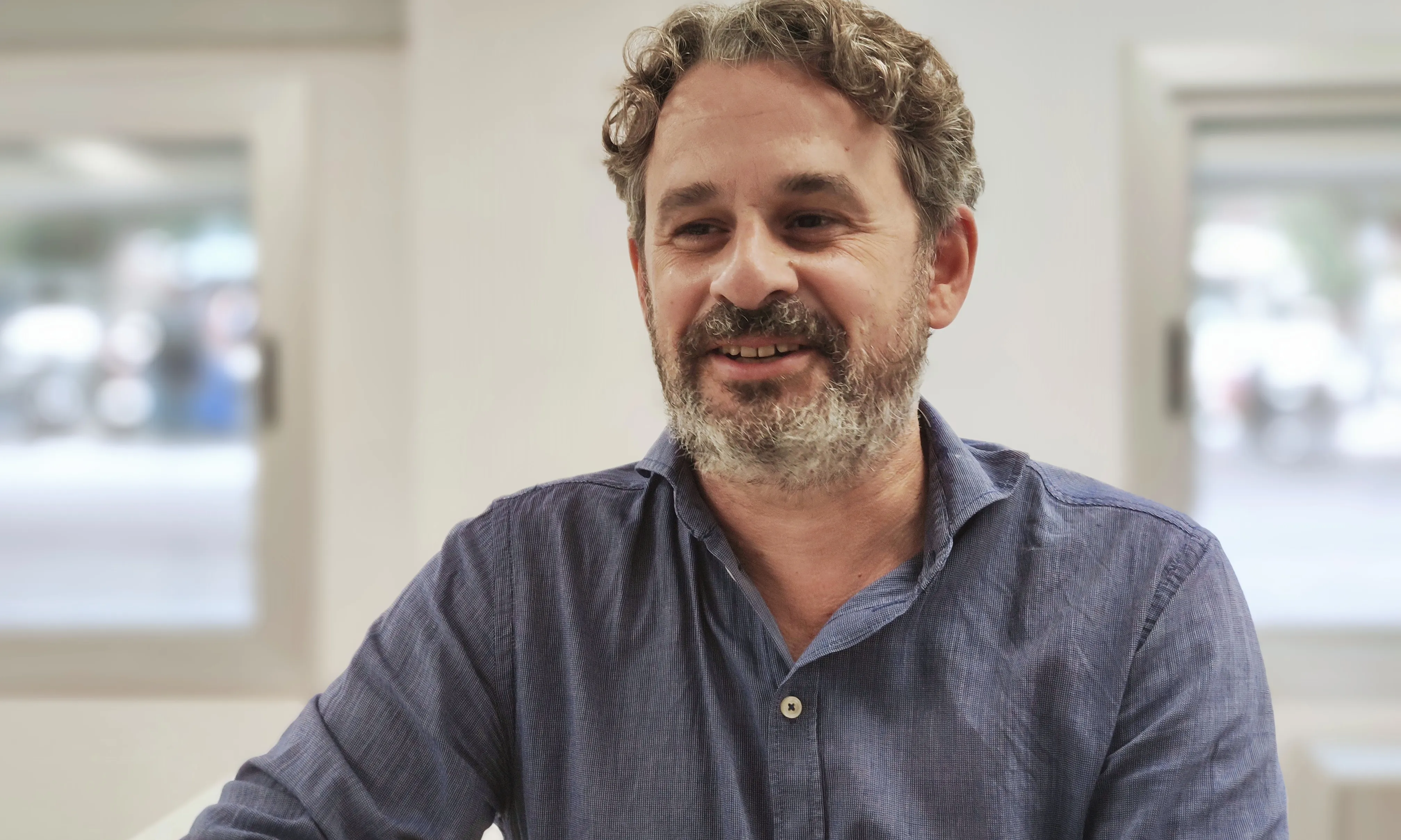 L'Òscar Esteban és el director de la Fundació Tot Raval, organització que el 2022 celebra el seu vintè aniversari.