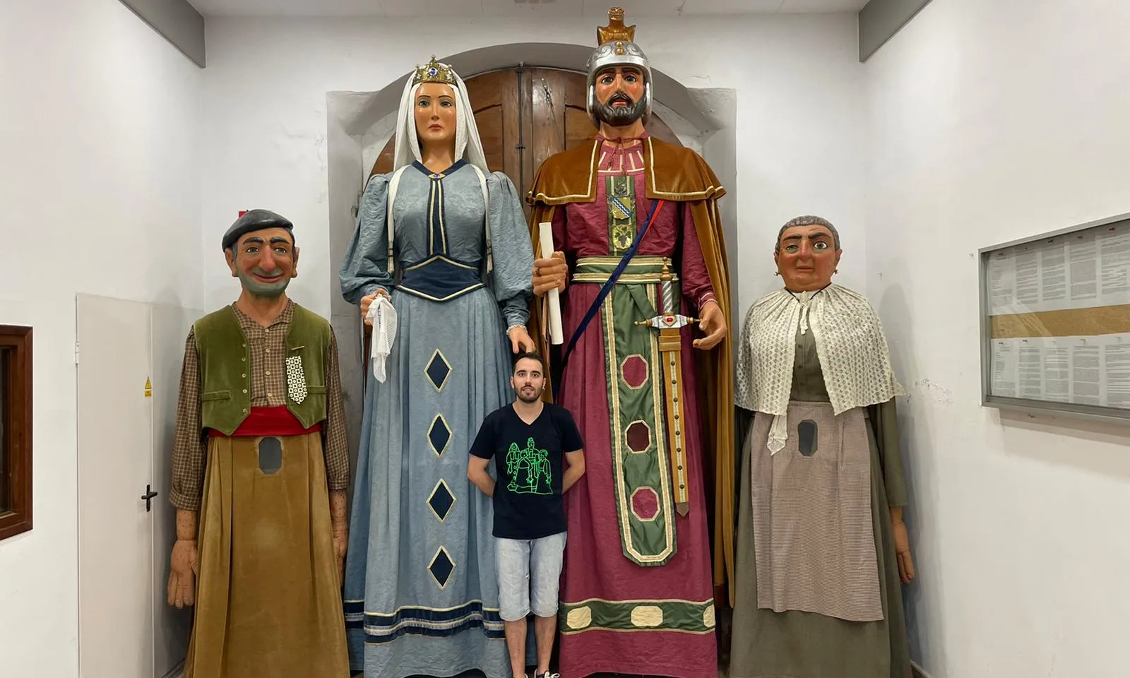 Pere Bages amb els gegants nobles de la colla i els gegantons.