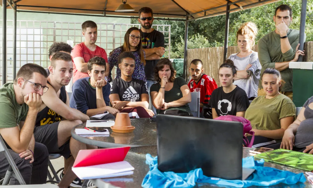 El programa 'Nous lideratges als barris' és un programa de formació vivencial per a joves de barris vulnerables.
