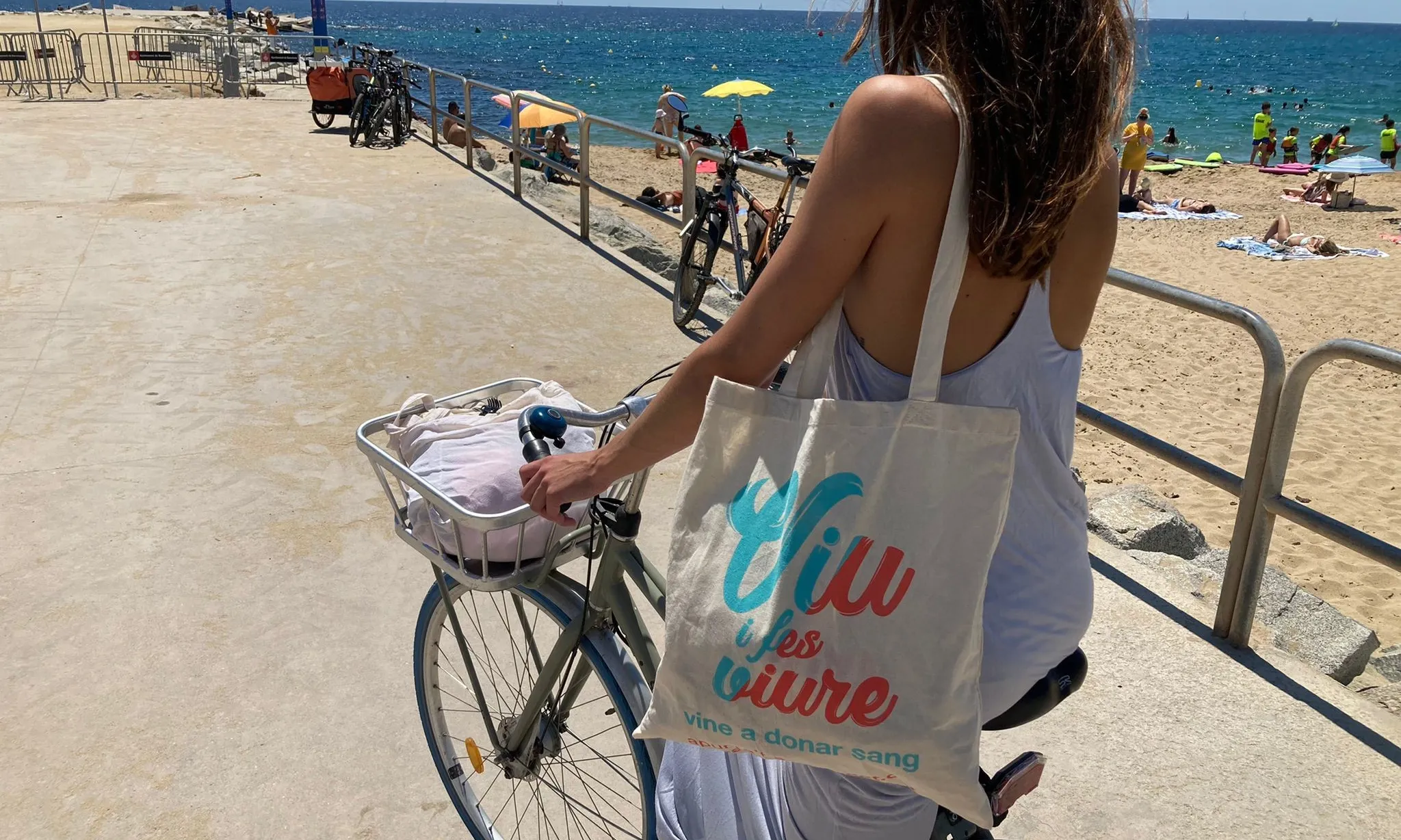 De donar sang se'n surt amb una bossa com aquesta, ideal per a les passejades d'estiu.