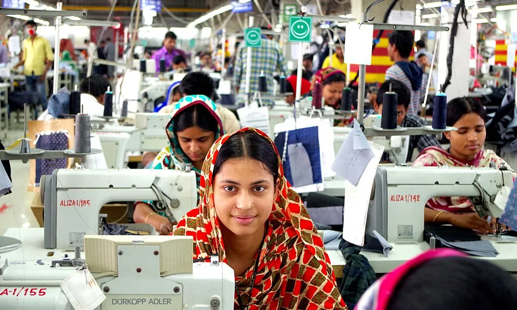 Treballadores tèxtils en una fàbrica de Bangladesh.