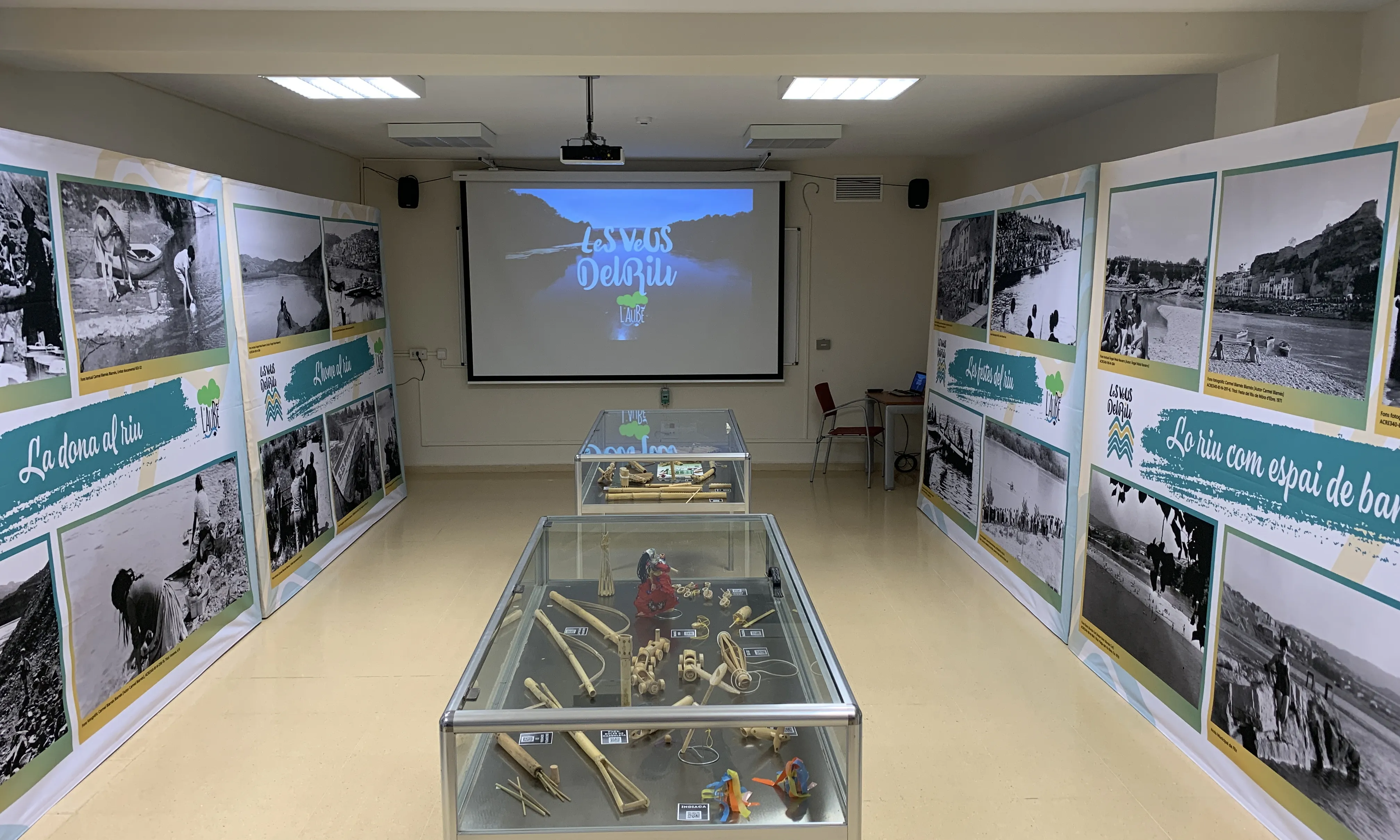 Una part del projecte és l'exposició itinerant, que compta amb material audiovisual de testimonis, una mostra de joguines de l'època i fotografies antigues.