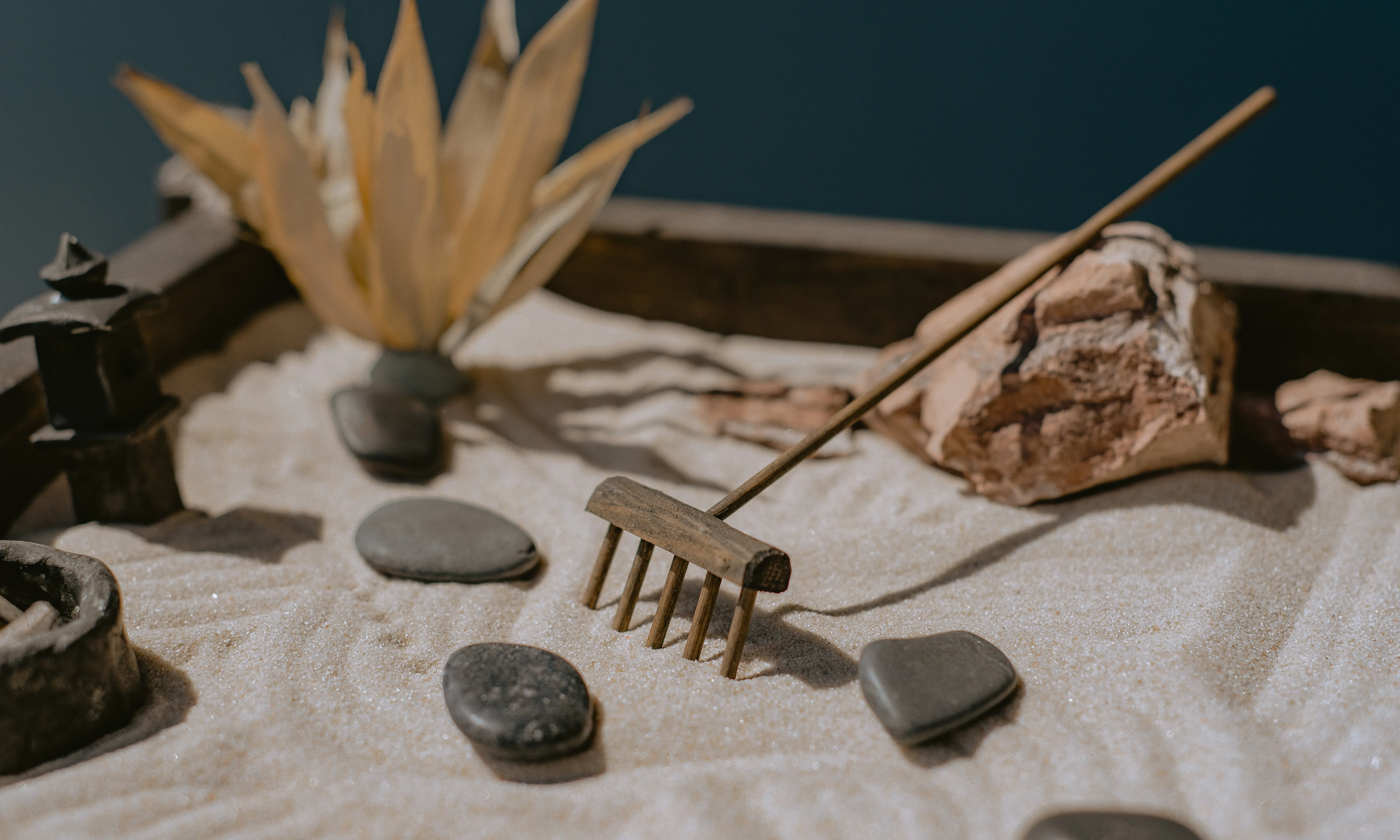 Un petit jardí zen, un estil descoratiu que s'acostuma a fer servir en la filosofia fenshui que explora la influència de l'harmonia de l'espai en les persones. Font: ROMAN ODINTSOV (Pixabay)