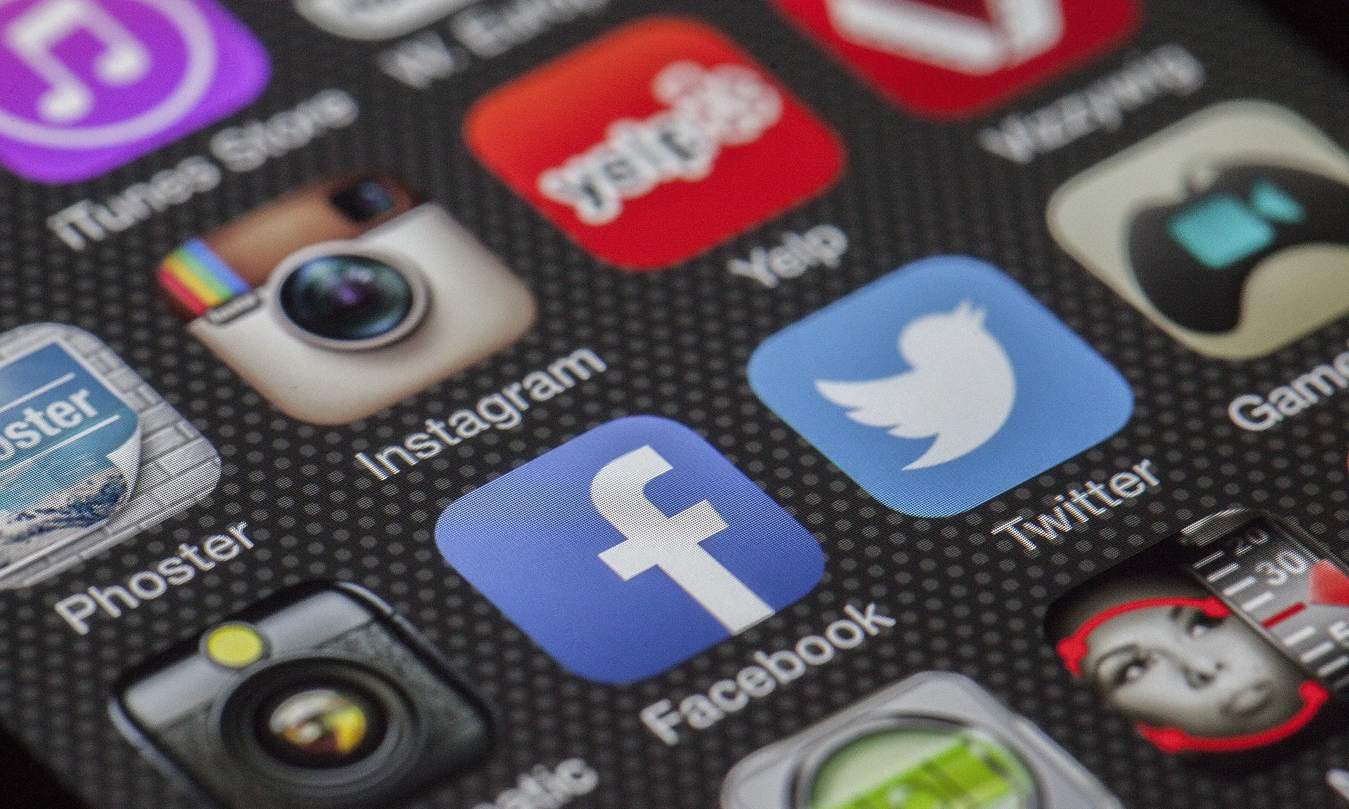 La pantalla d'un telèfon mòbil amb icones de xarxes socials com ara Twitter.