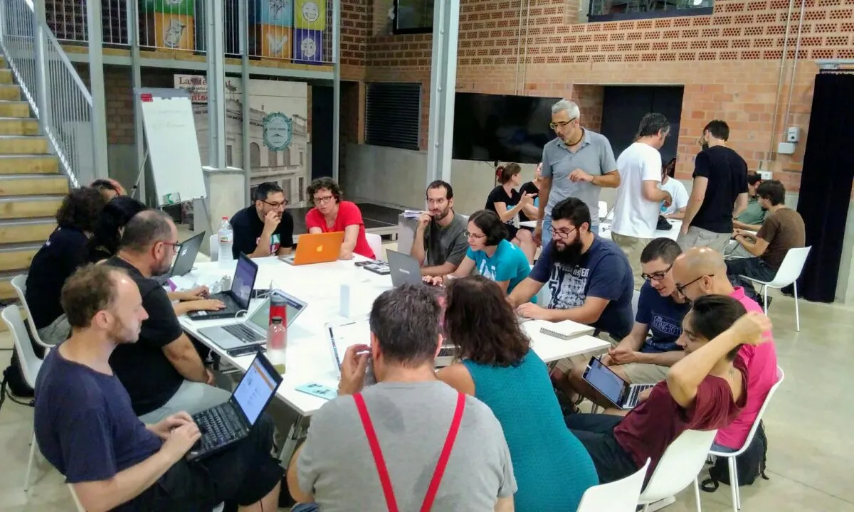 Trobada del consell estratègic de Commonscloud, format per femProcomuns, bTactic i Colectic.