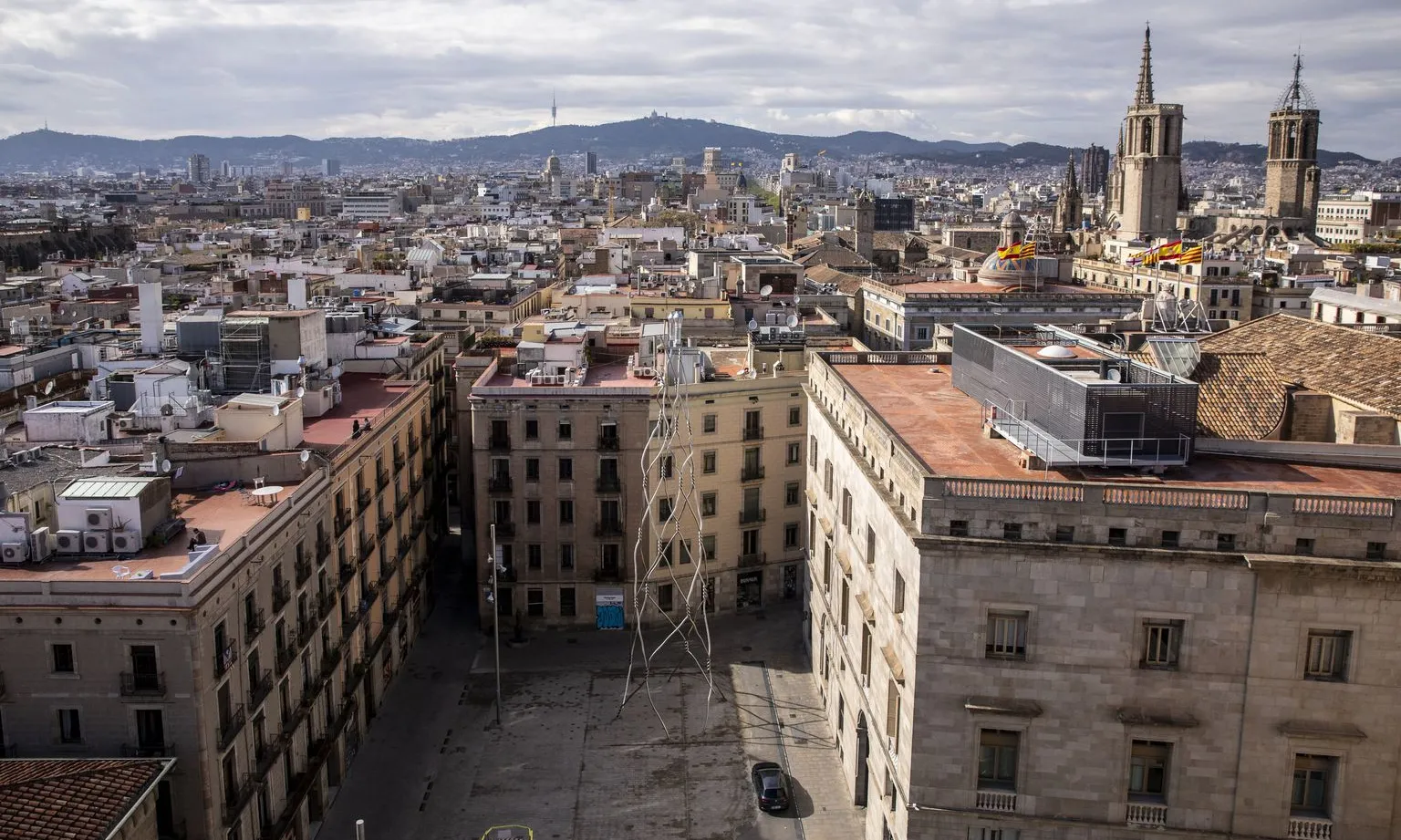 Vistes de Barcelona des del mirador de Maria Aurèlia Capmany. Vistes des de la plaça de Sant Miquel fins a Collserola.