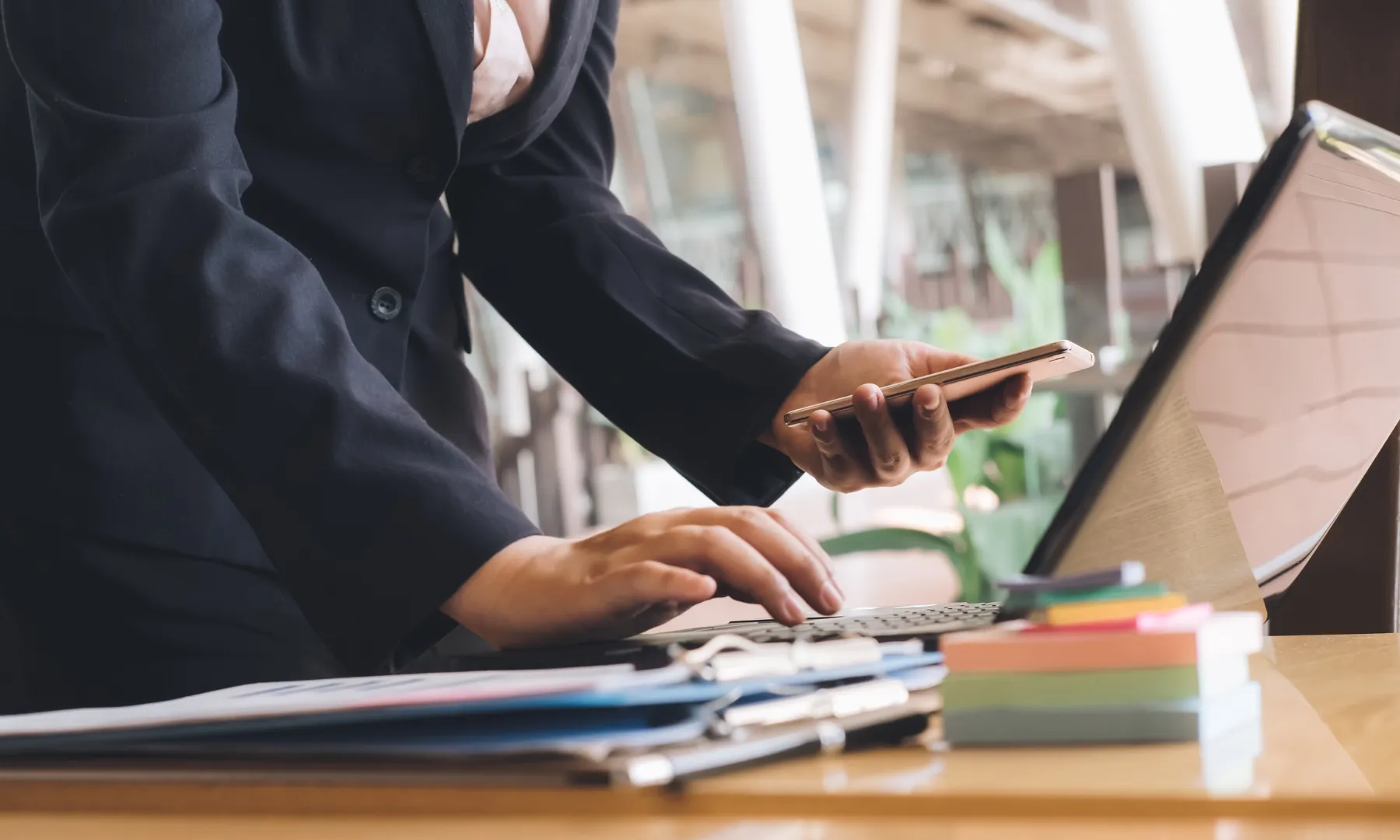 La síndrome té un especial impacte per a les persones que no estan conformes amb les seves condicions laborals.