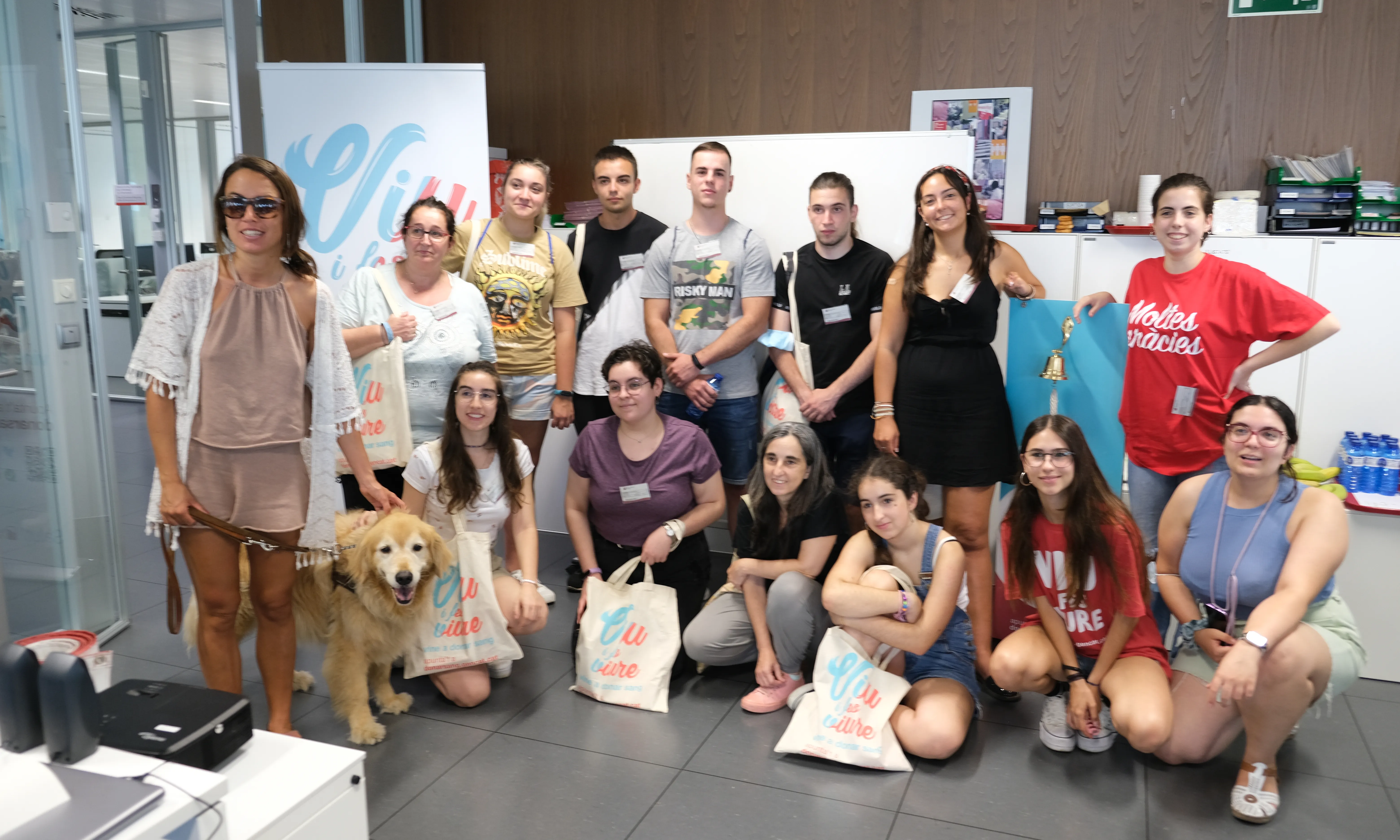 Un grup de nois i noies que aquest estiu han col·laborat amb el Bang de Sang i Teixits per buscar donants.