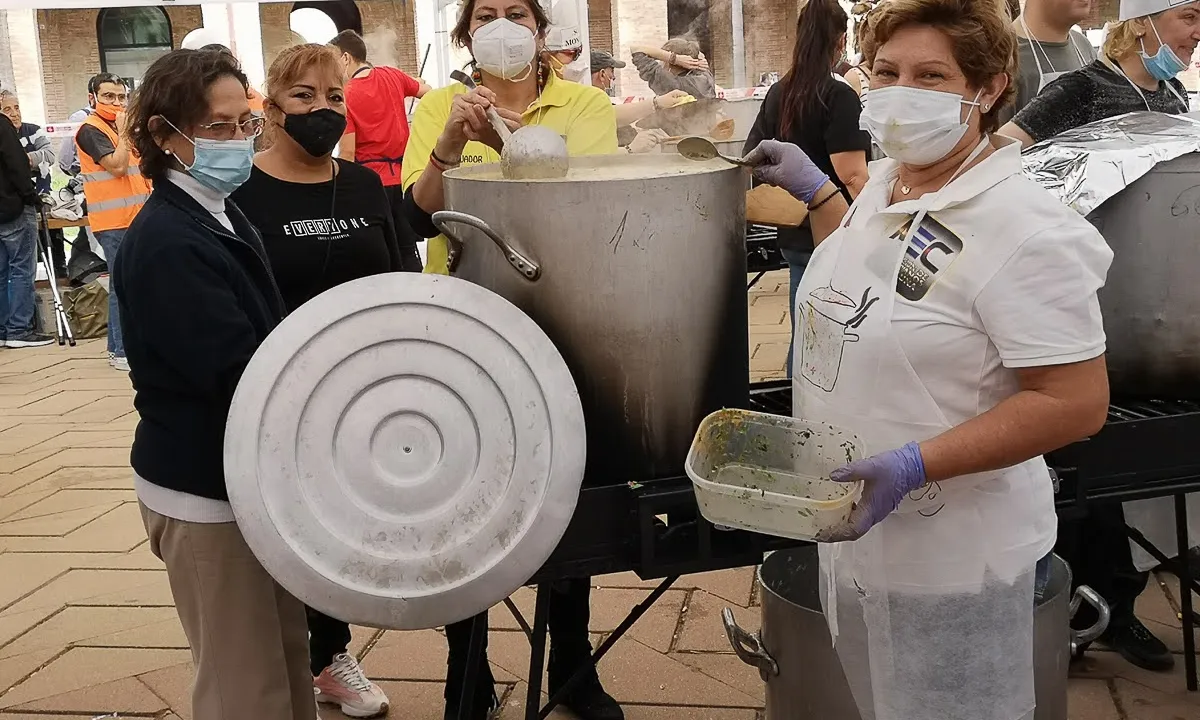 Un dels grups participants elaborant una de les sopes l'any passat. 