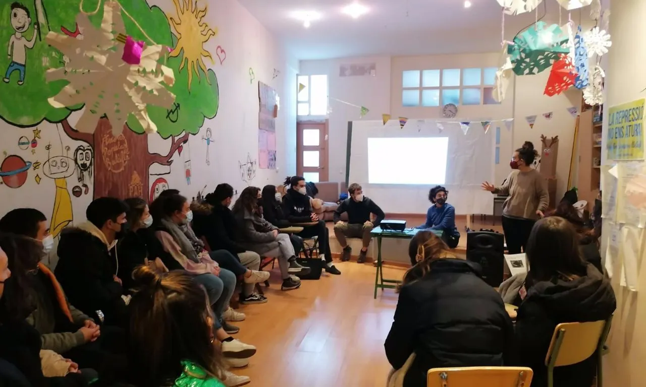 Una visita d'un institut a l'Escola Popular Balàfia per conèixer el projecte.