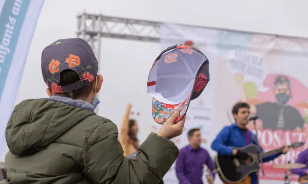 La gorra s'ha convertit en un símbol de l'AFANOC i dels infant amb càncer i les seves famílies.
