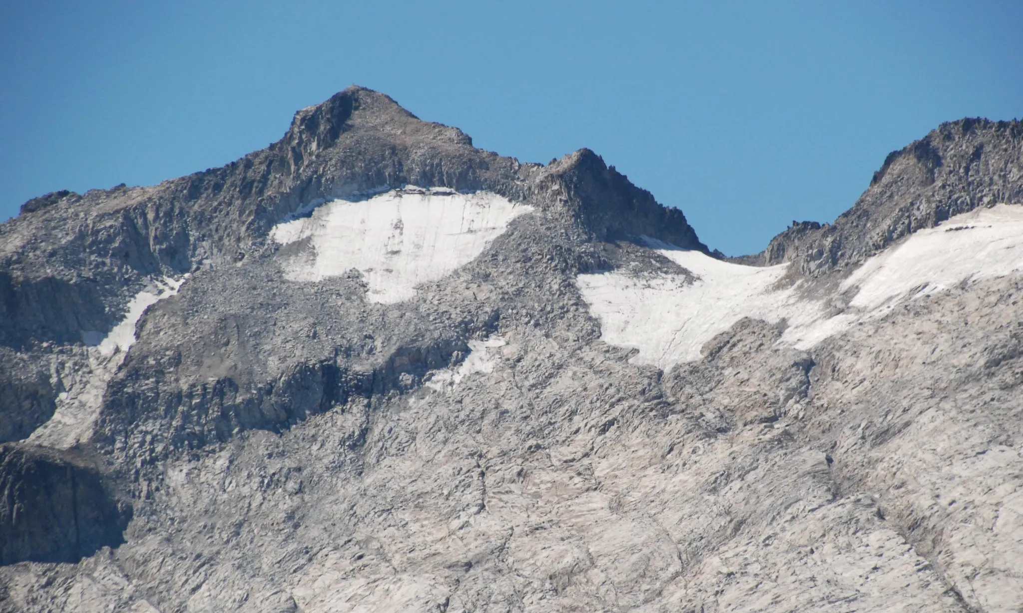 Una congesta de gel als Pirineus, que són restes de l'antiga Glacera de Barrancs, Pic d'Aneto.
