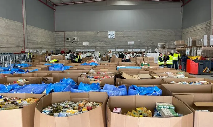Desenes de persones voluntàries ha fet torns el cap de setmana per classificar els aliments recollits.