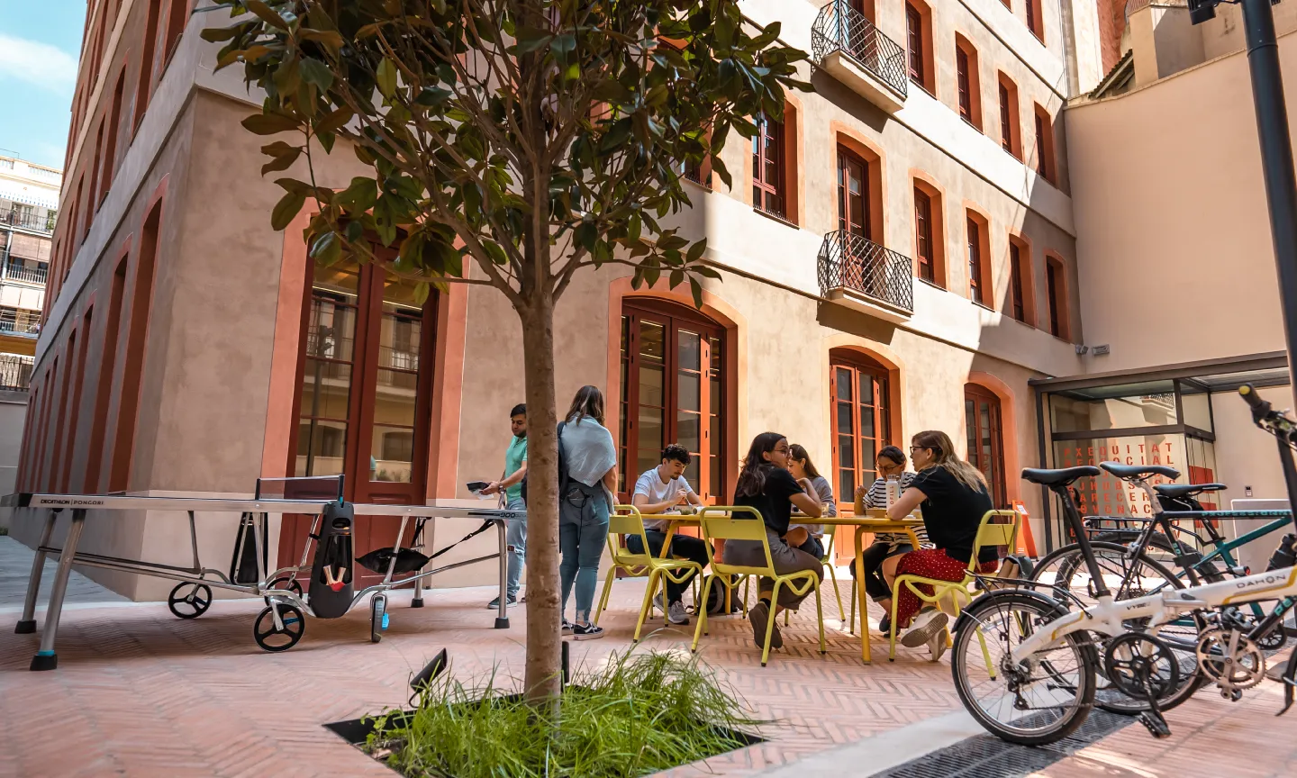 El Hub Social, situat al carrer Girona, 34, de Barcelona, és un edifici amb un ambient de treball obert, acollidor i col·laboratiu.