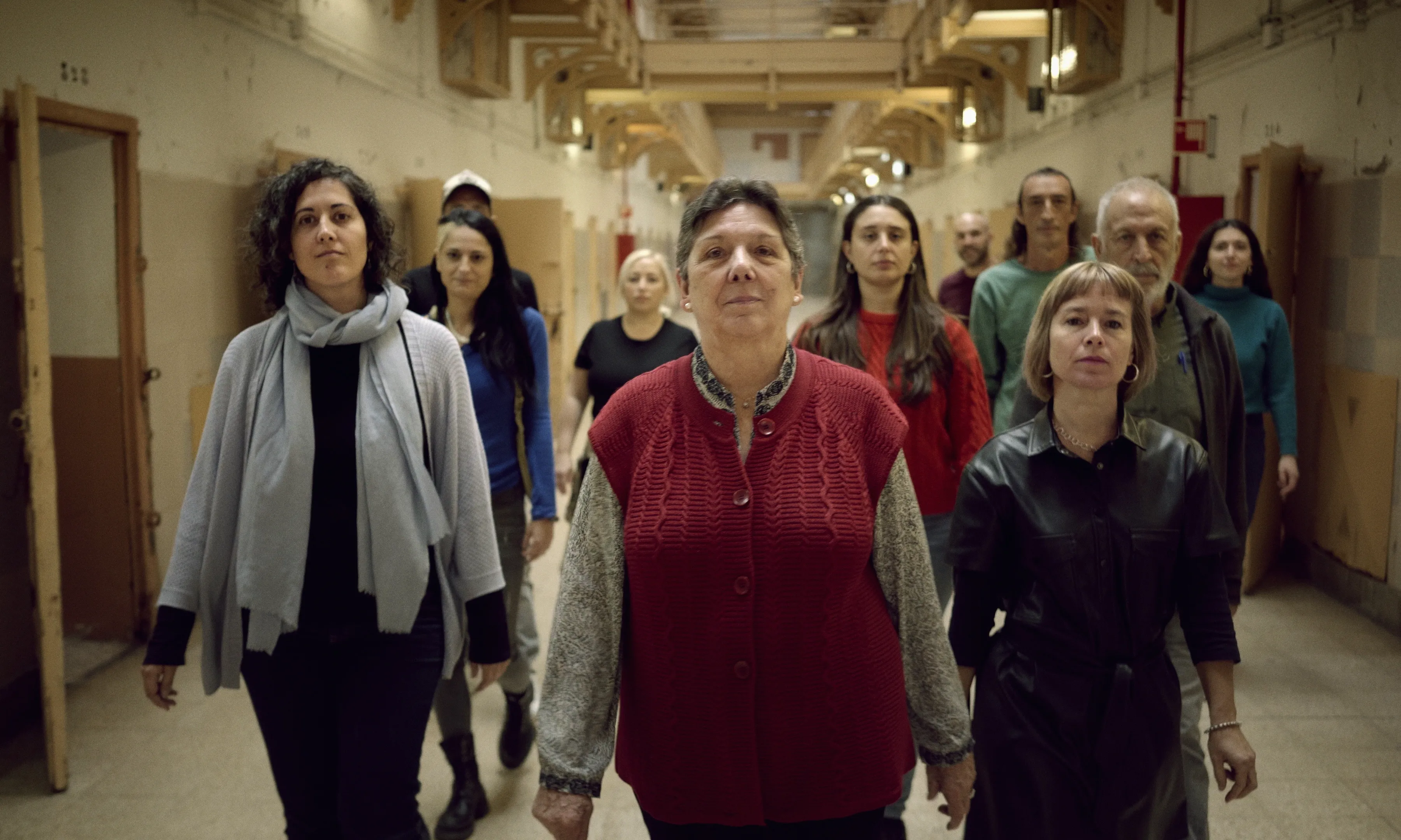 Algunes de les persones han donat suport públic a l'entitat Observa en un dels passadissos de l'antiga presó Model de Barcelona.