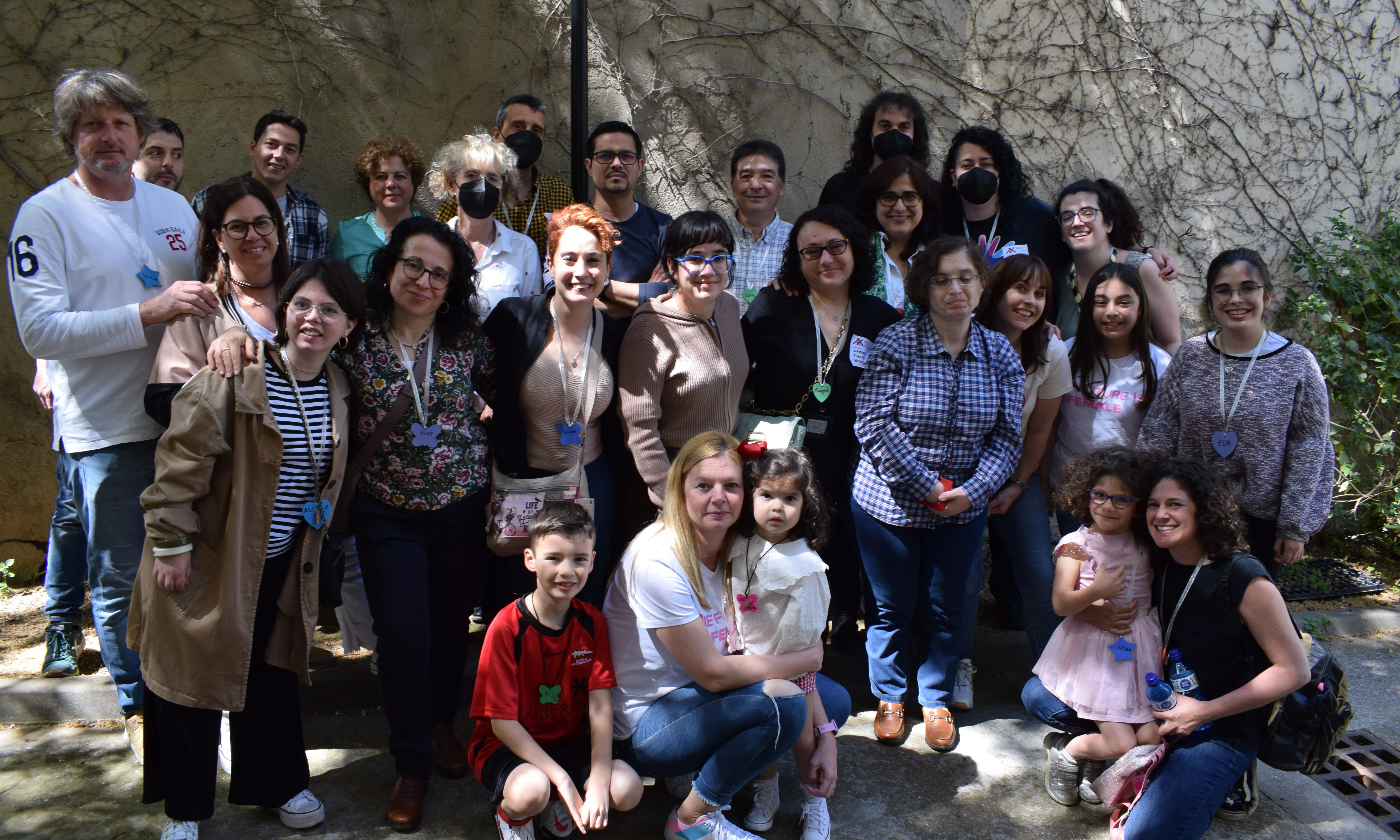Persones associades a l'Associació Síndrome de Turner de Catalunya en una trobada de l'entitat.
