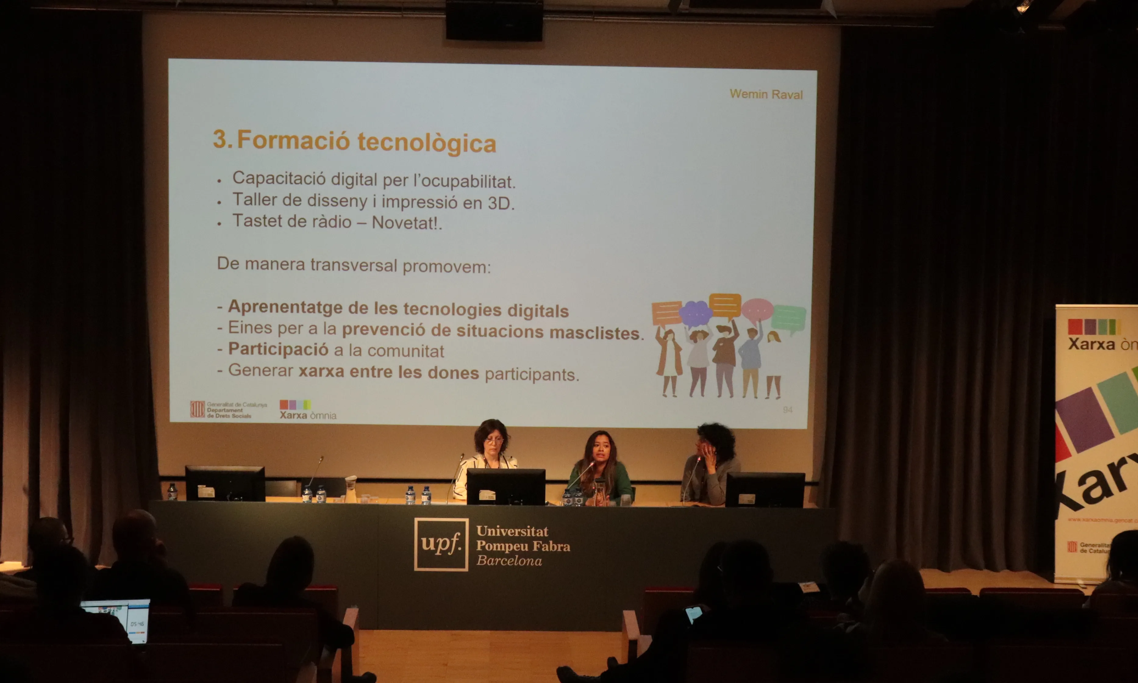 Sara Borrella i Lady Pazmiño presentant el projecte Wemin a la Jornada Òmnia 2023.