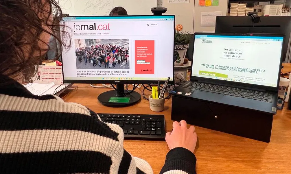Les pàgines web de Jornal.cat i La Sembra obertes en pantalles d'ordinador.