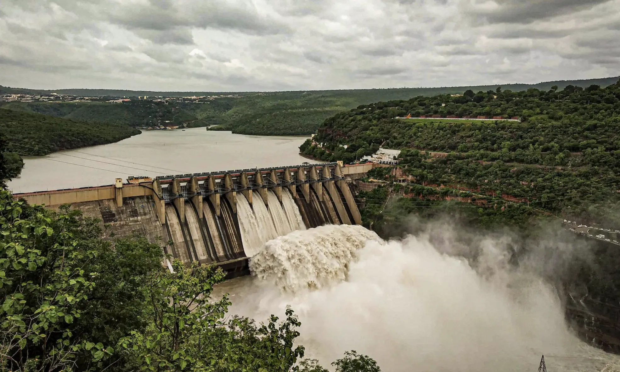 La construcció de centrals hidroelèctriques també és una de les problemàtiques que més afecten les comunitats, les quals pateixen vulneracions dels drets humans.