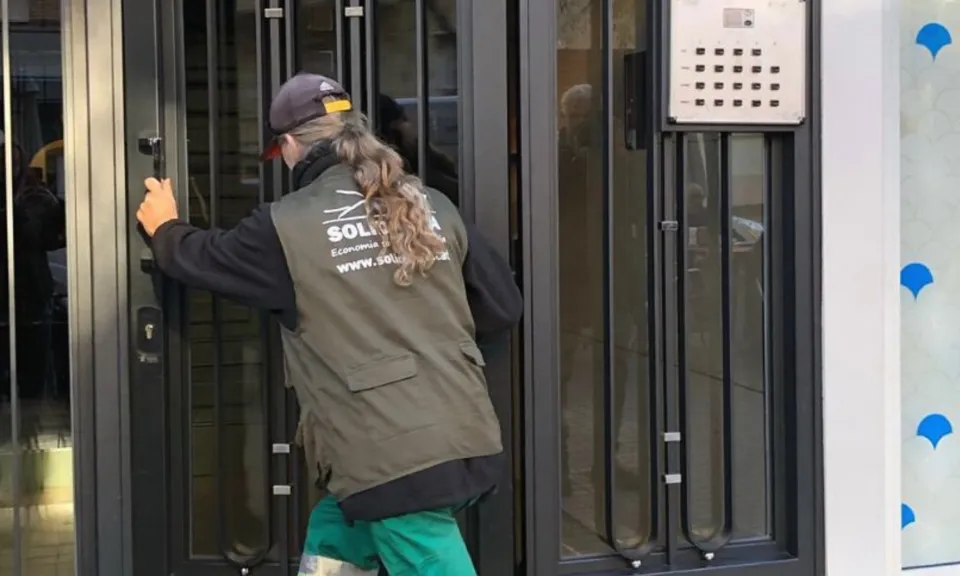 Els veïns i veïnes de Barcelona poden demanar a través d'una trucada la recollida de roba a domicili perquè sigui reciclada.