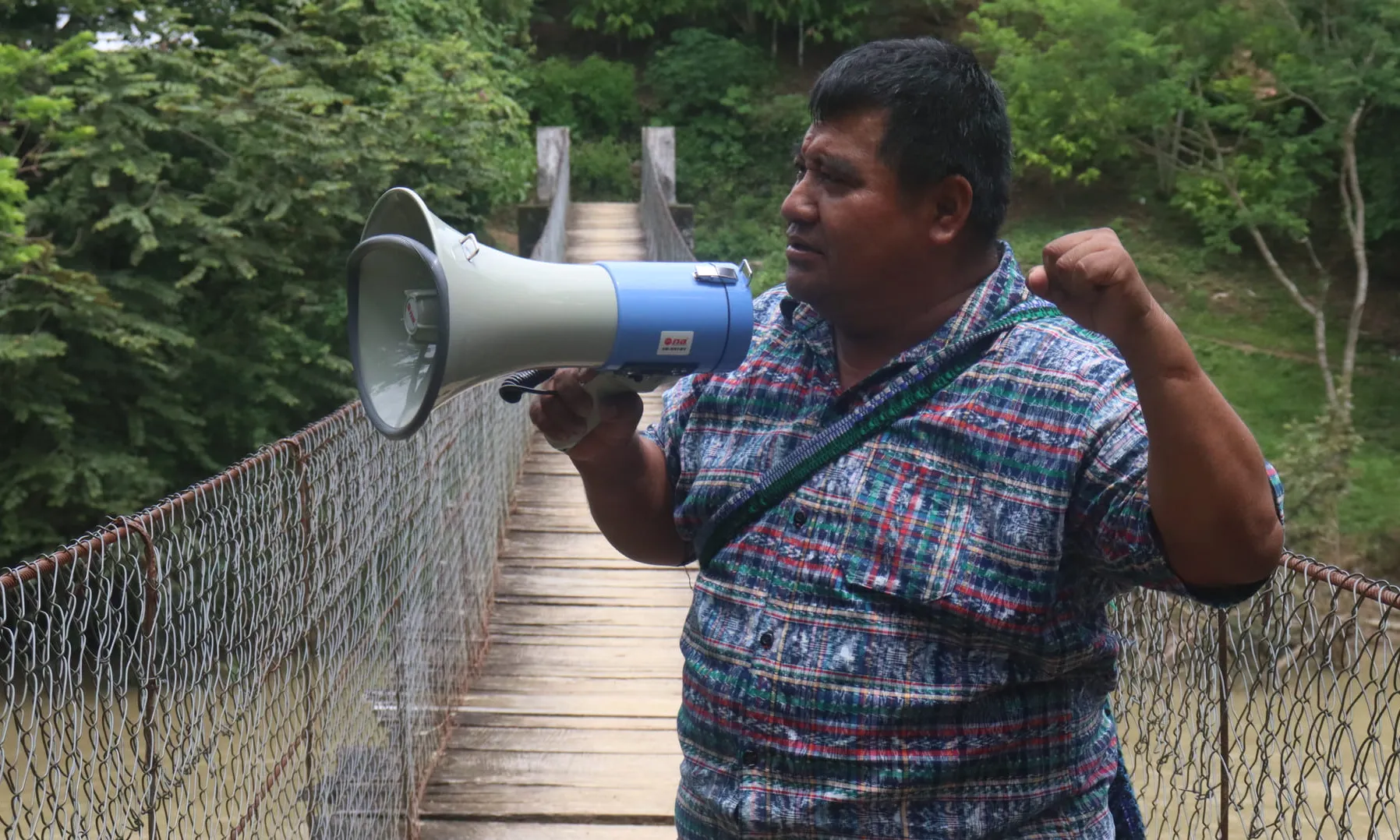 Bernardo Caal Xol, activista empresonat injustament per denunciar l'impacte de les hidroelèctriques al riu Cahabón.