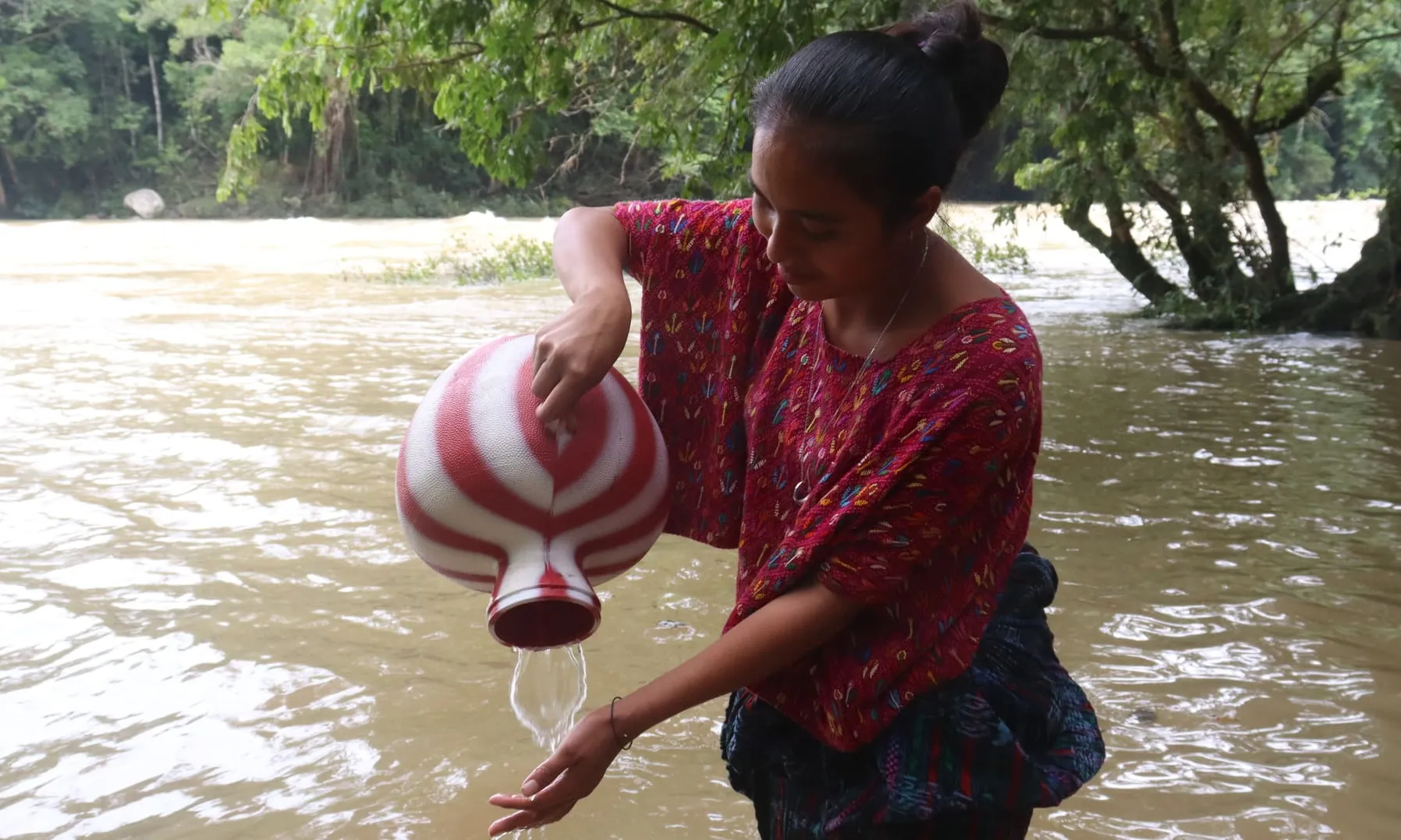 Cada cop arriba menys aigua del riu Cahabón al poble Q’eqchi’, un bé natural que ha utilitzat durant molt temps per a la seva subsistència.