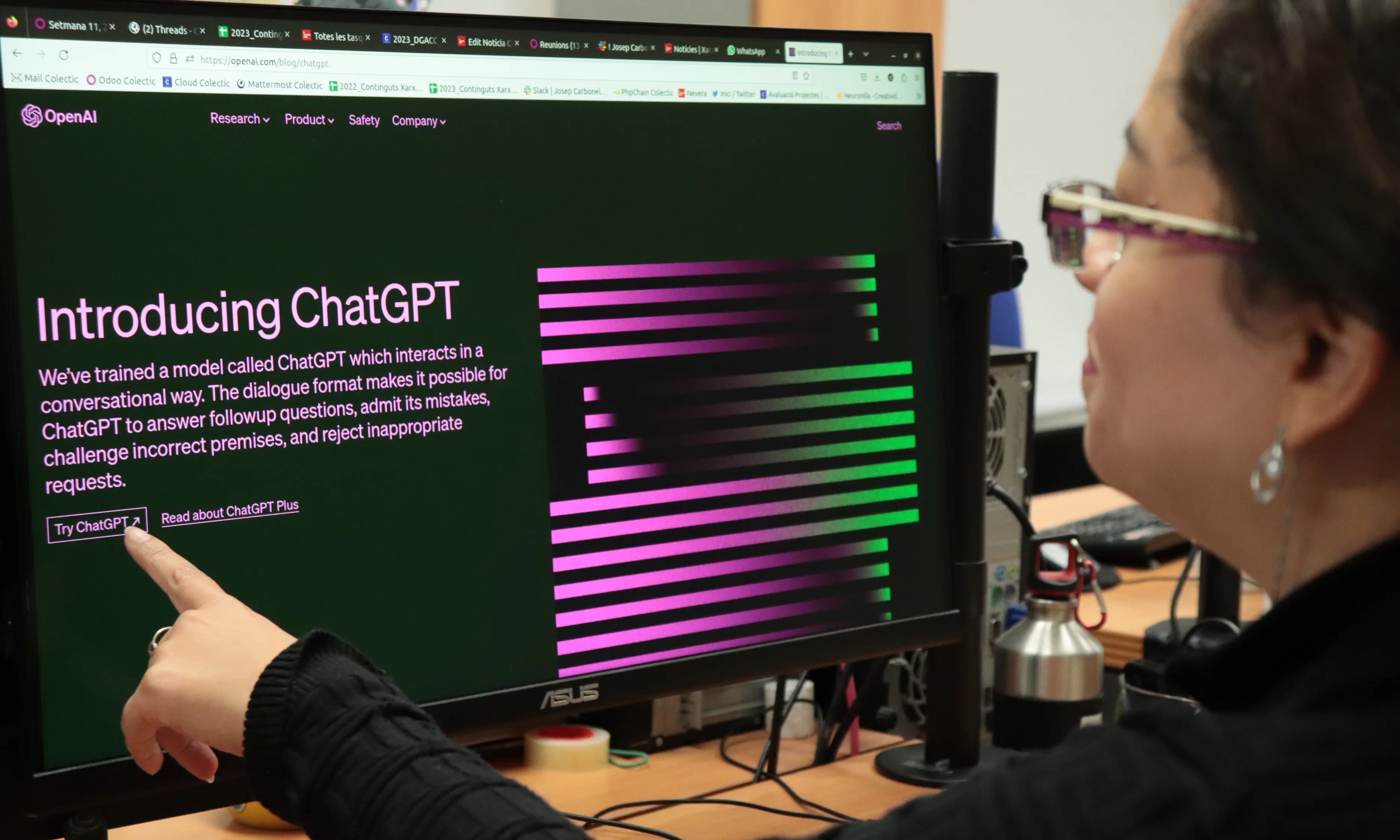 Una persona explorant l'eina ChatGPT d'intel·ligència artificial.