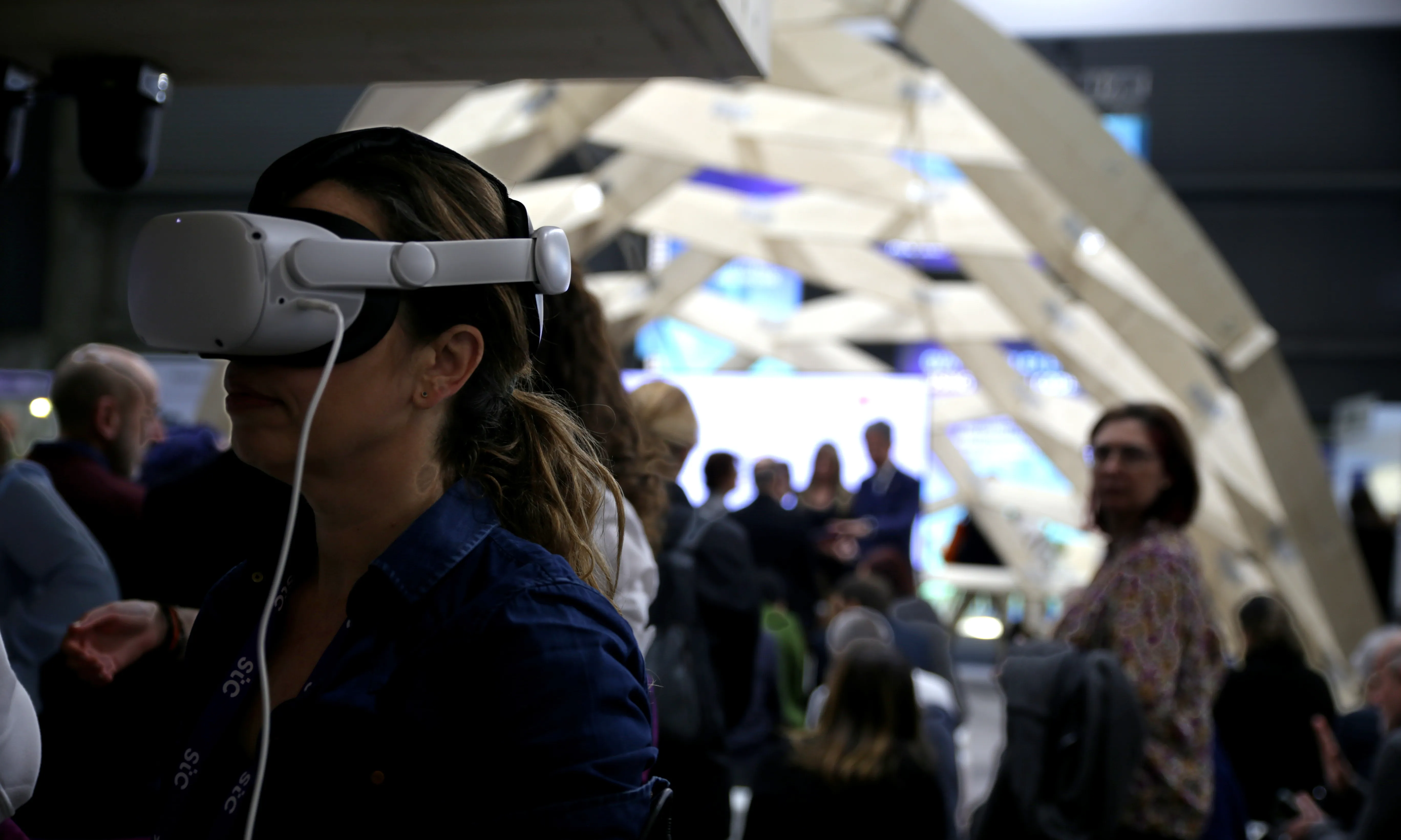 Una persona experimentant amb la realitat virtual davant de les presentacions d'm4Social a l'estand de la Fundació Mobile World Capital.