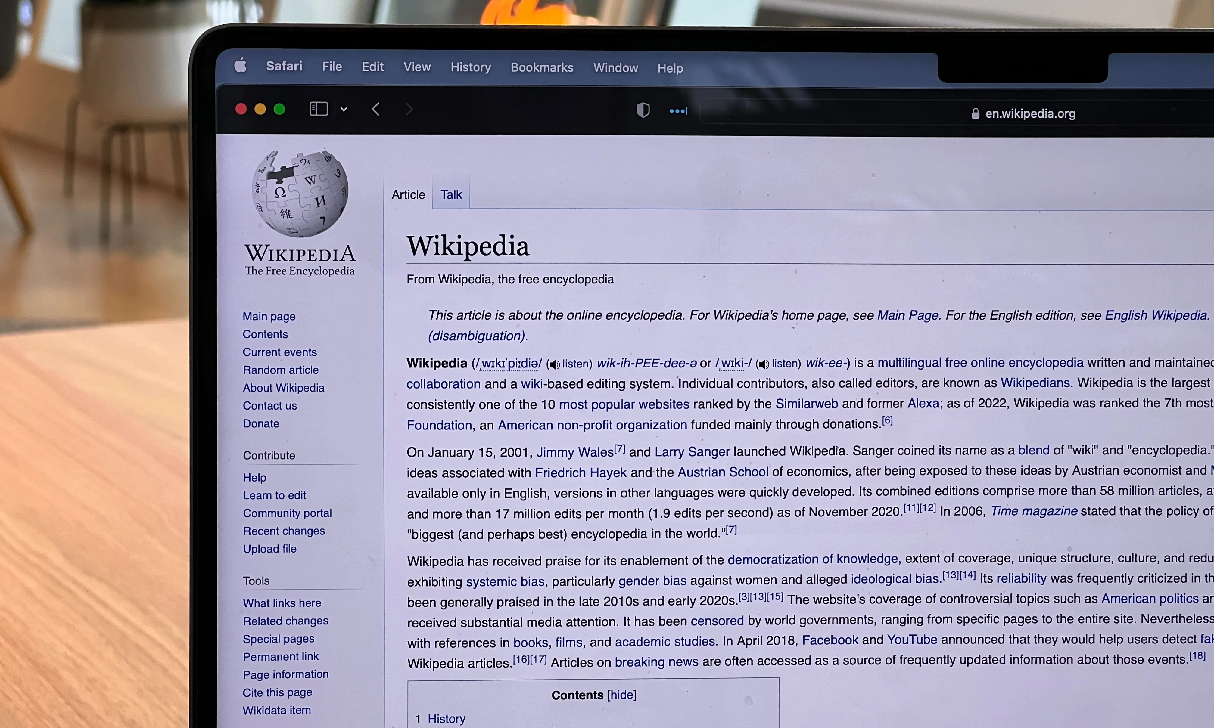 La versió en català de la Wikipedia és una de les millors del món, segons en rànquing de la mateixa plataforma. Font: Llicència CC Unsplash.