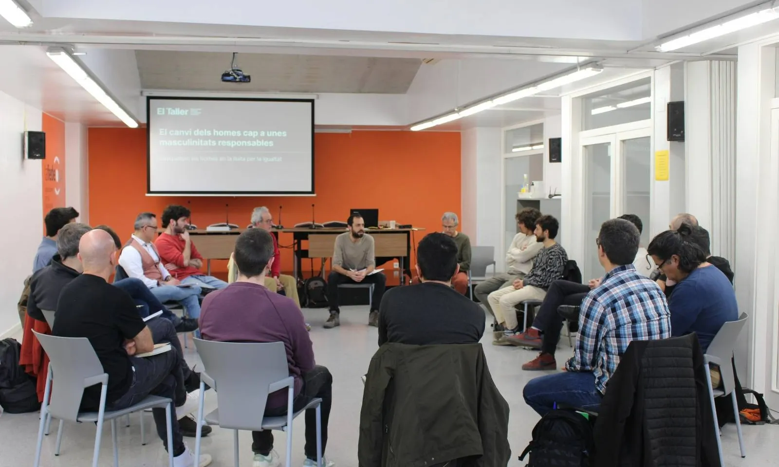 Els assistents al taller van poder reflexionar sobre privilegis i opressions. Font: Lafede.cat.