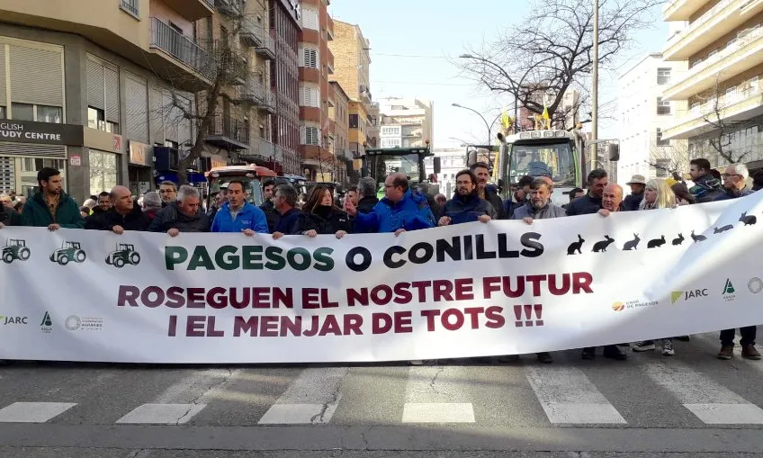 Pagesos de Lleida es manifesten en defensa del seu sector, davant els danys causats per la sobrepoblació de conills.