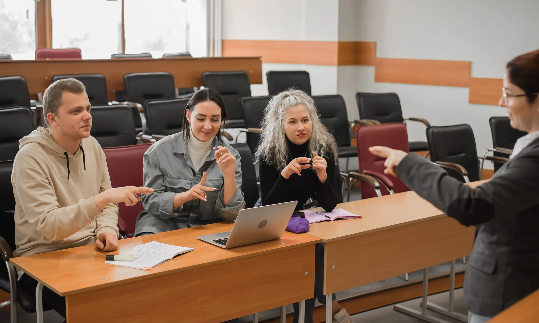 De moment, el col·lectiu d'intèrprets de llengua de signes catalana no es planteja fer vaga per no perjudicar les estudiants. Font: iStock.