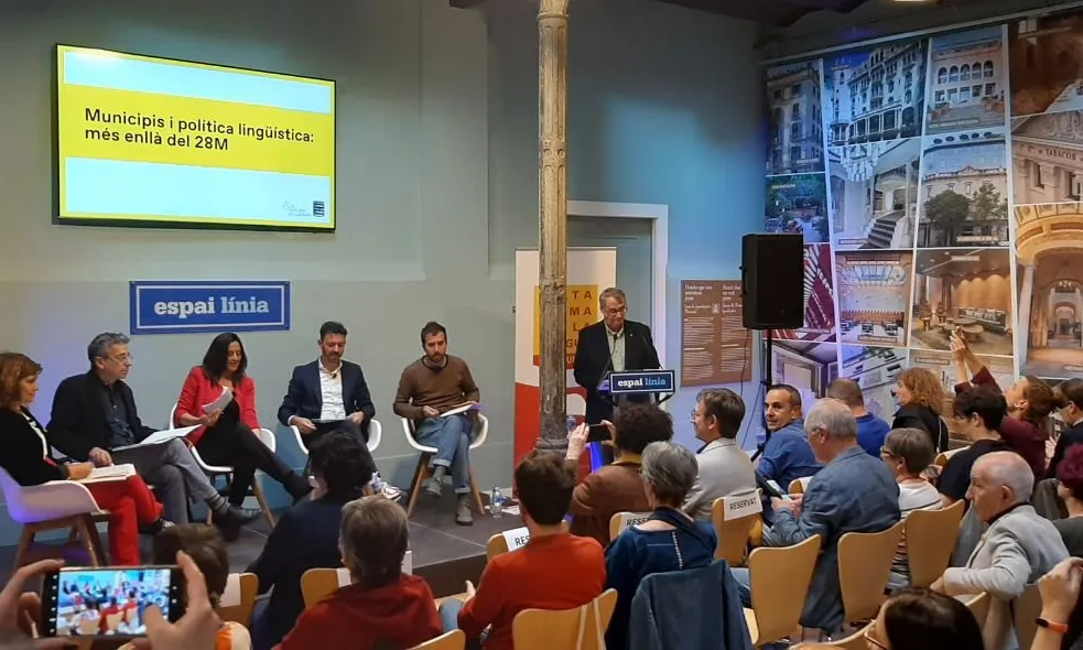 Un moment del debat 'Municipis i política lingüística: més enllà del #28M', organitzat per la Platafora per la Llengua i que es va fer dimecres a Barcelona.