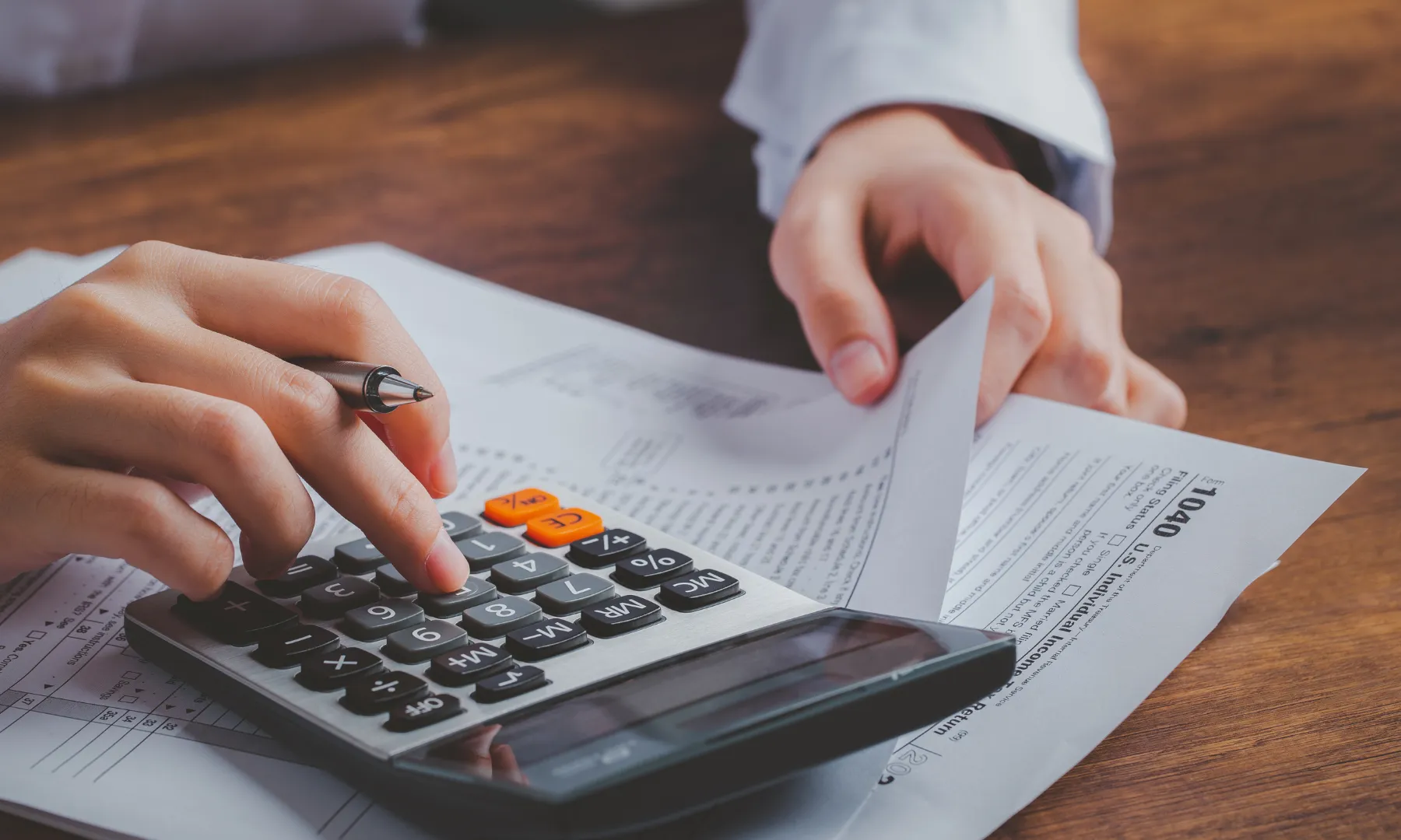 L’Impost de Societats (IS) és el tribut amb el qual es graven els beneficis de les organitzacions.