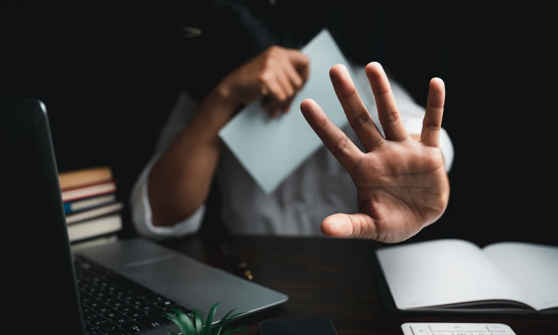 L'assetjament sexual es refereix a comportaments indesitjats d'índole sexual que es produeixen en el context laboral.