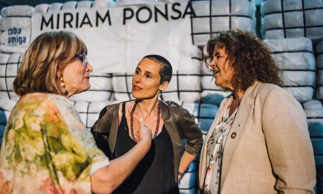 La dissenyadora Miriam Ponsa, al mig, amb la directora de l'Àrea d'Ecologia de l'AMB, Imma Mayol, i la Secretària d’Acció Climàtica, Anna Barnadas.