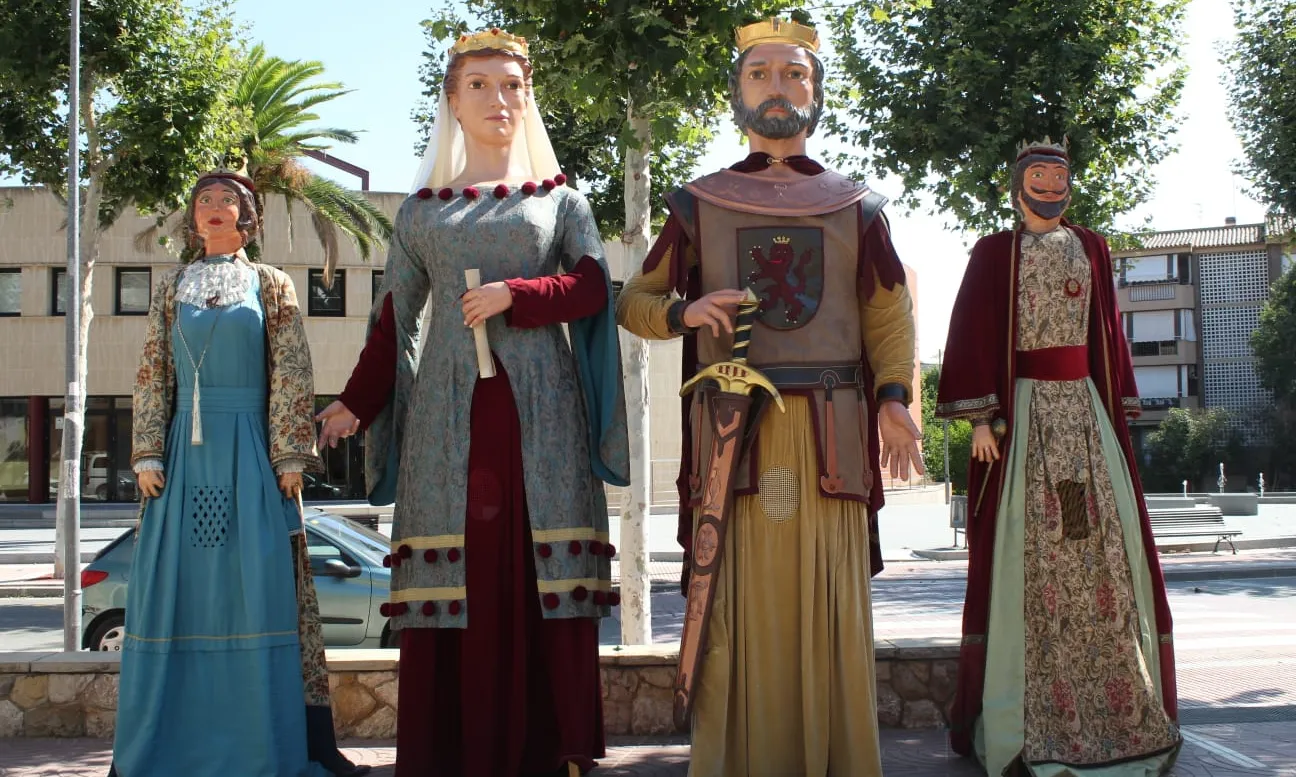 La colla compta amb quatre gegants, l'Elionor de Pallars i en Dalmau de Queralt, els nous, i en Nicasi i la Joana, els vells.