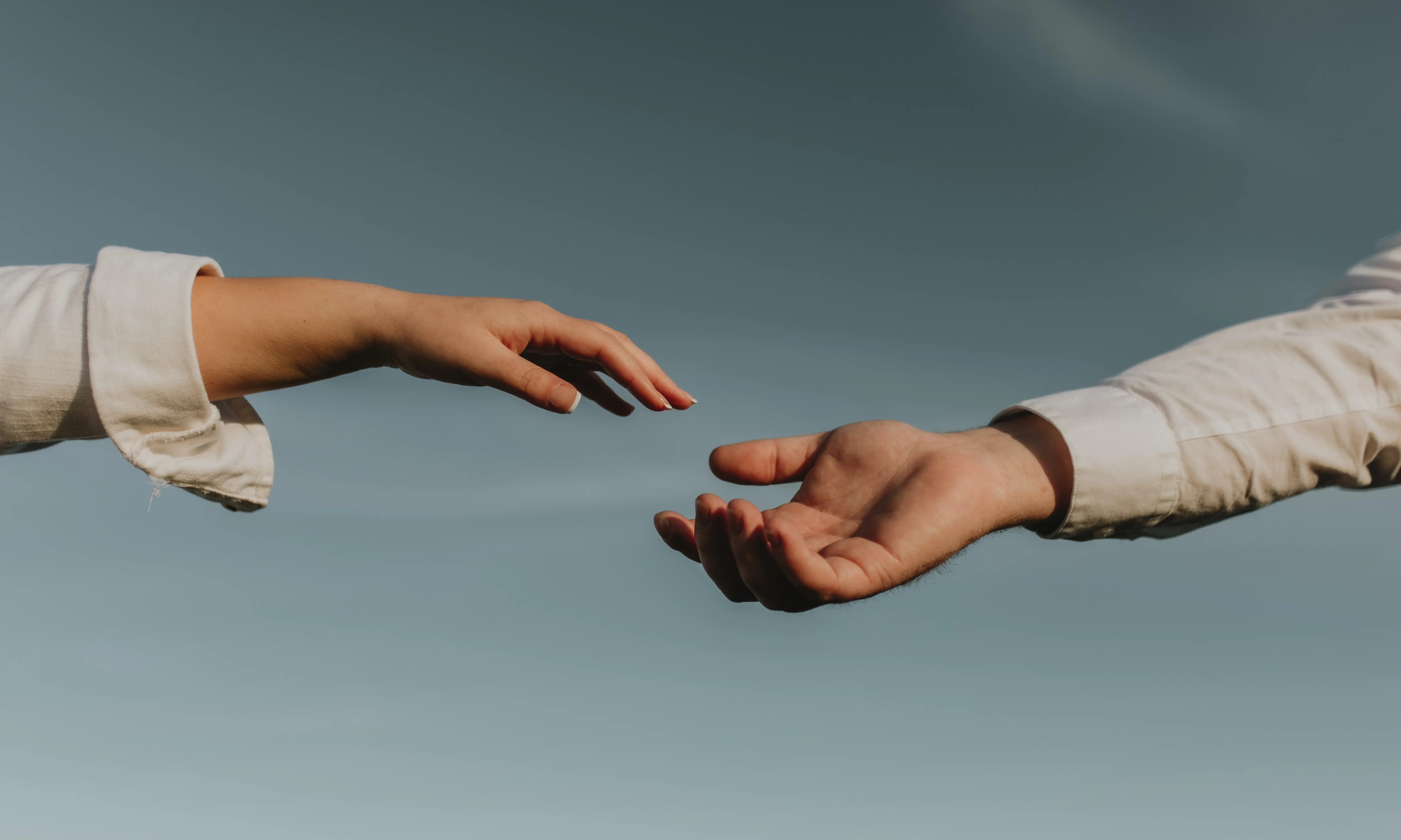 El projecte ‘Reconnectem-nos’ recull històries de superació de persones que pateixen soledat no desitjada per transformar-les en propostes artístiques.