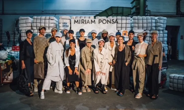 Un moment de la desfilada 'REDUIR' de Miriam Ponsa a la planta de triatge tèxtil de Solidança/Roba Amiga.