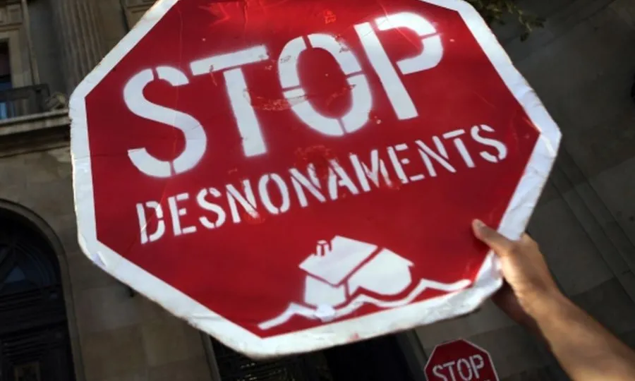 Senyal Stop, amb el missatge Stop desnonaments. Font. web pahbarcelona.org