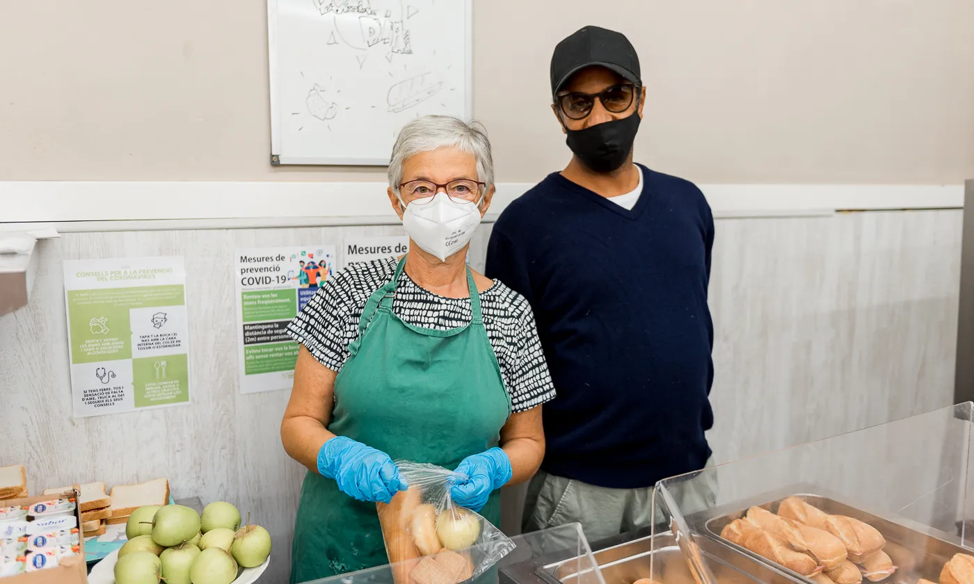 El Centre d'Acollida Assís, a Barcelona, necessita persones voluntàries per servir els esmorzars de dilluns a diumenge.
