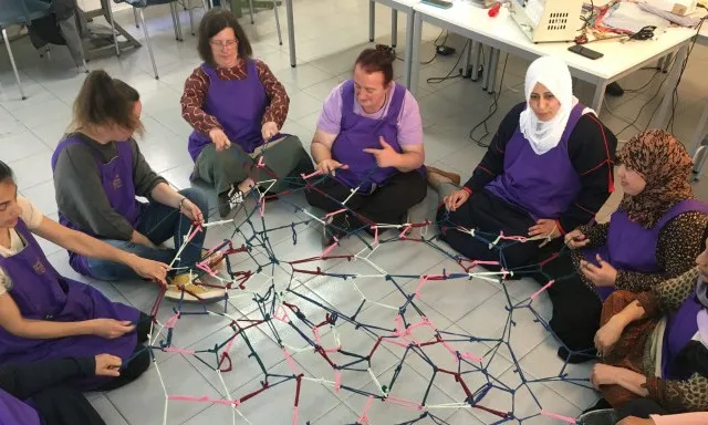 La Casa de la Costura Comunitària vol utilitzar la costura com a fil conductor per teixir comunitat entre les dones de la ciutat. Font: Xarxa de Dones Cosidores.