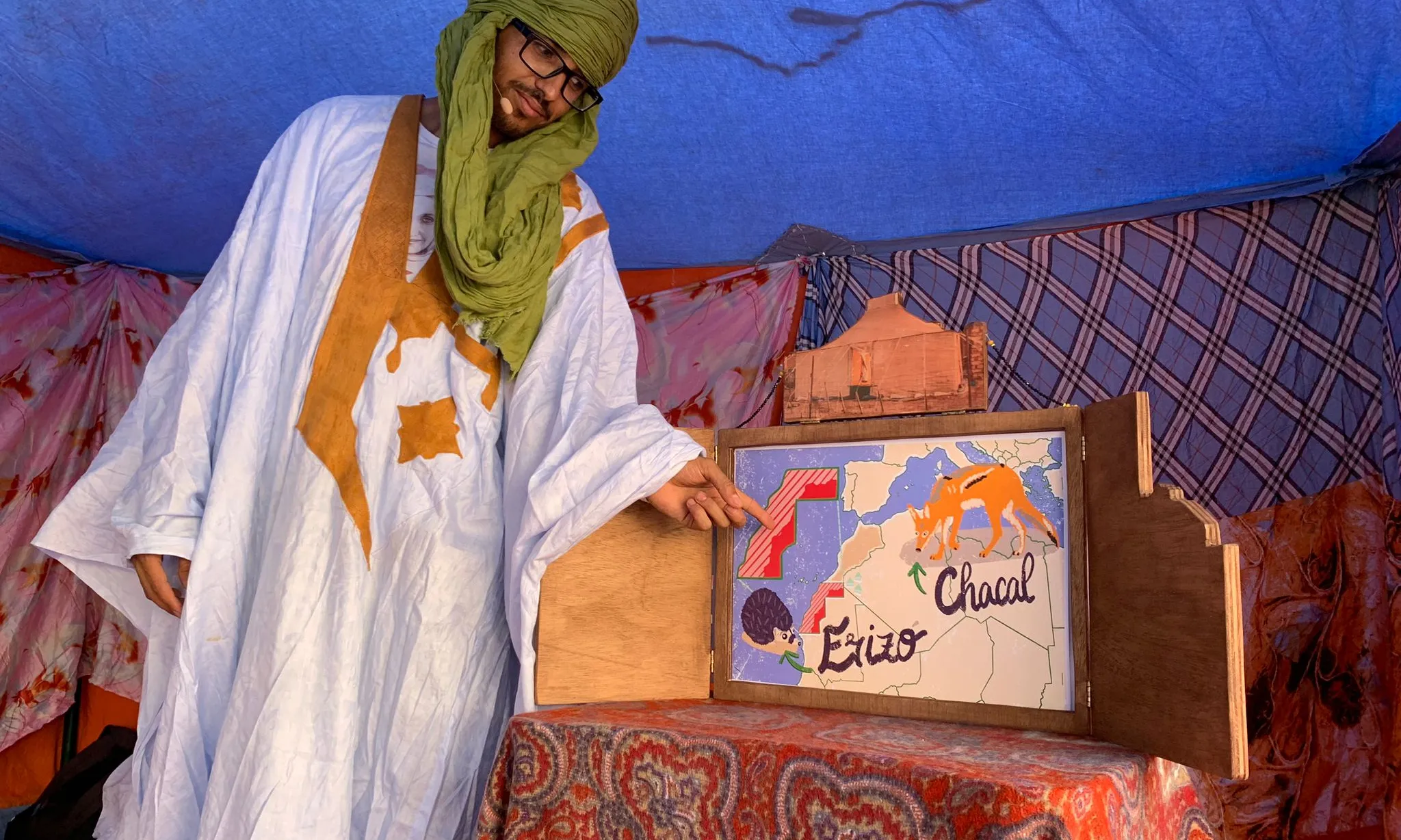 És a través del conte 'L'eriçó i el xacal' que s'explica una història d'ocupació d'un territori utilitzant la violència i amenaces.