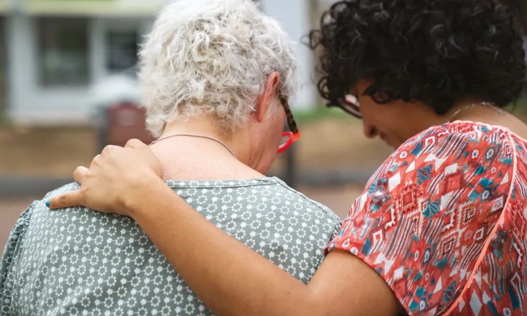 Imatge de la portada de la guia 'Com combatre l'edatisme vers les persones grans. De la teoria a la pràctica' elaborada per SomSeniors i l'Ajuntament de Barcelona. Font: SomSeniors.