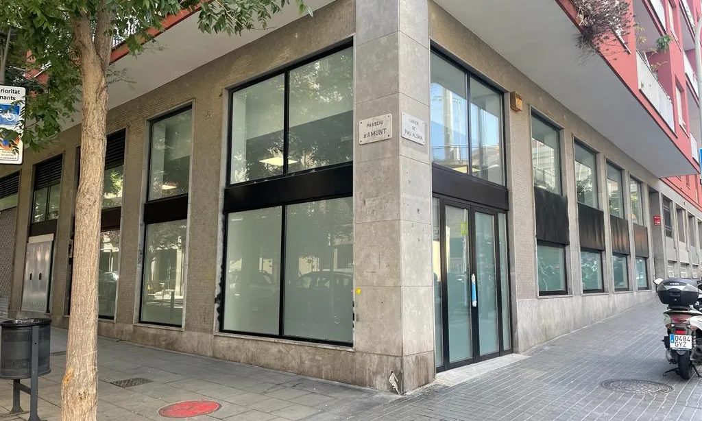 Imatge del nou local del Rebost Solidari de Gràcia, al carrer Pau Alsina 115, a Barcelona.