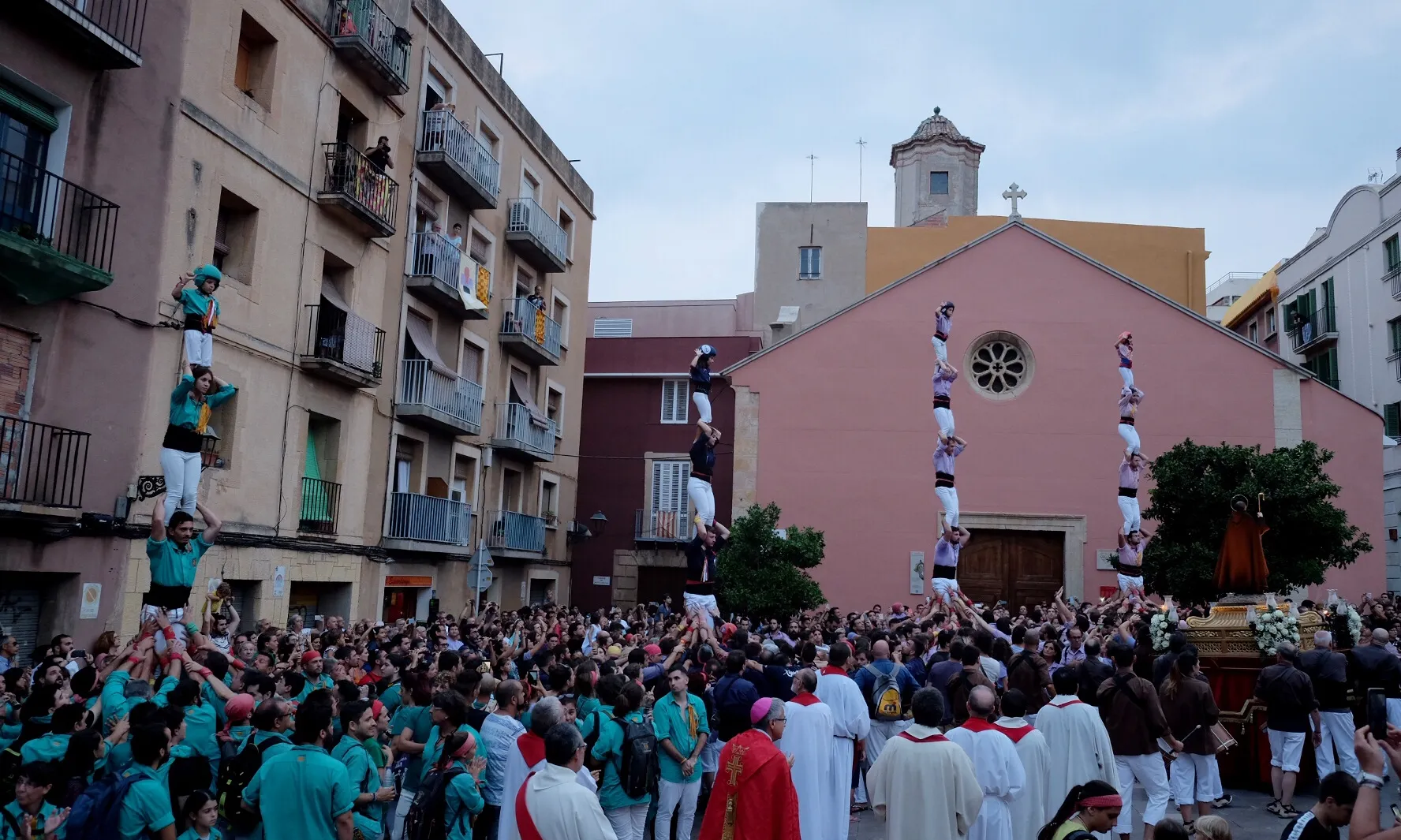 Salutació de les colles castelleres de la ciutat a Sant Magí.