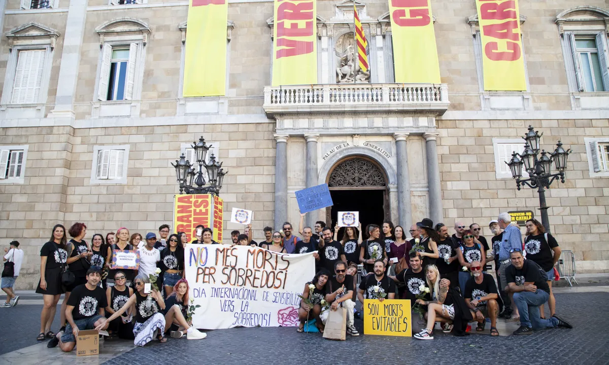 Les entitats que formen part de la Xarxa de Persones que Usem Drogues de Catalunya (CATNPUD) durant la concentració del passat 31 d'agost a la Plaça Sant Jaume. Font: CATNPUD.