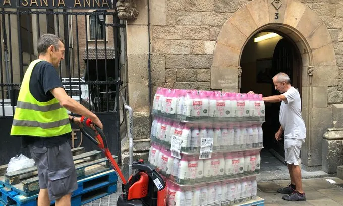 El Banc cels Aliments ha pogut fer arribar un miler de litres de llet a l'Hospital de Campanya de la Parròquia de Santa Anna.